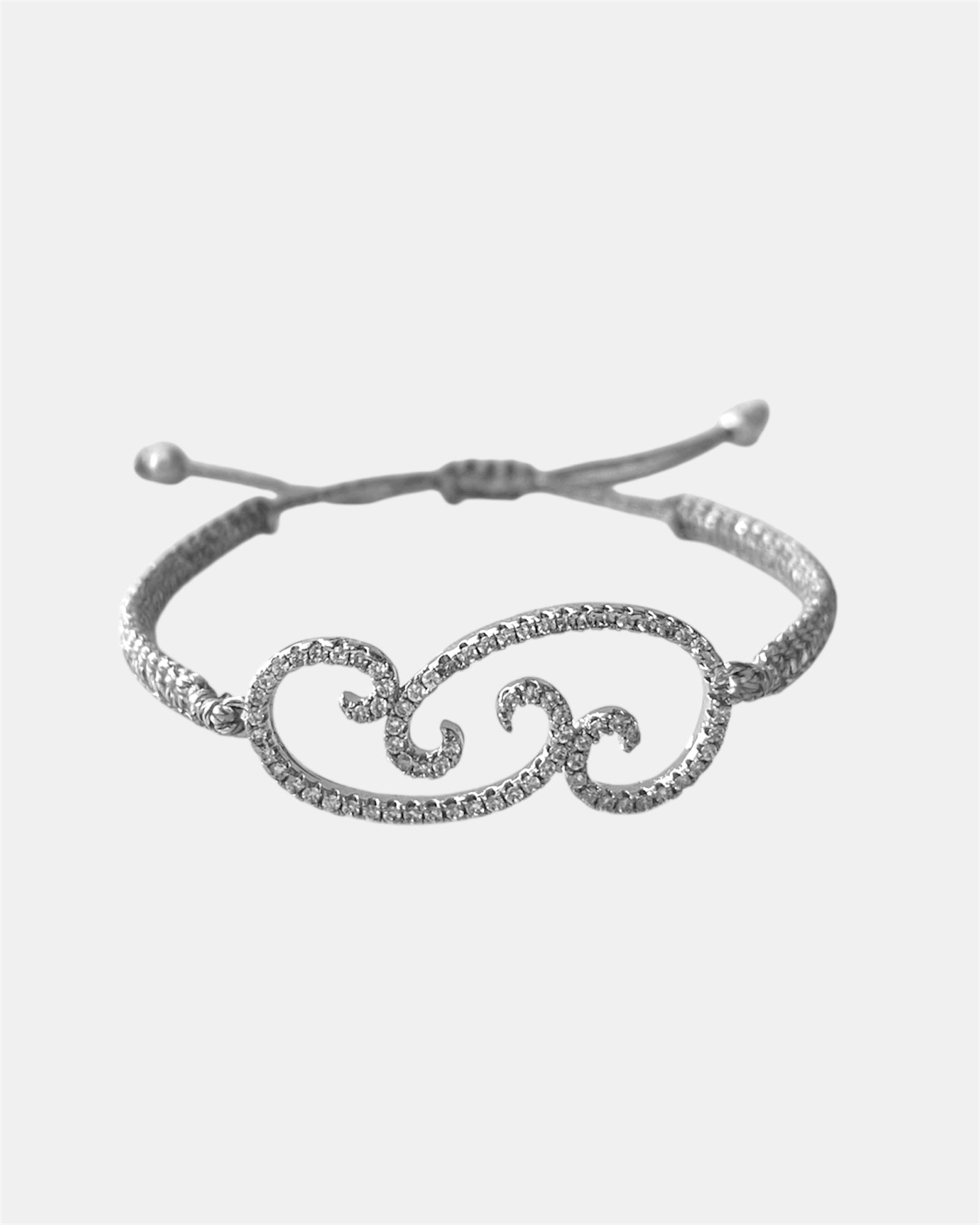 Μακραμέ ασημί βραχιόλι με κυματιστό σχέδιο και λευκά ζιργκόν σε λευκό φόντο