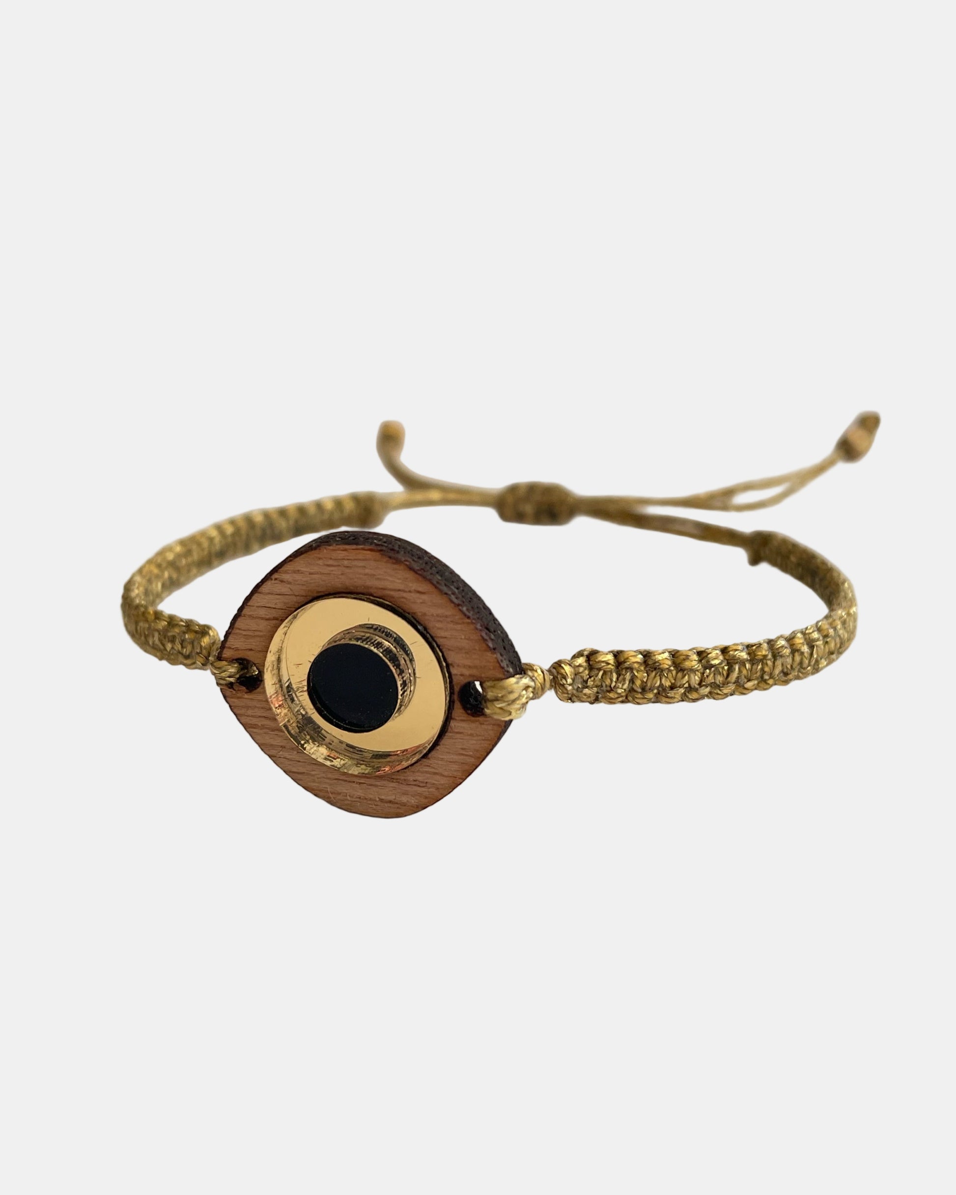Χειροποίητο μακραμέ βραχιόλι με χρυσό κορδόνι και ξύλινο στοιχείο ματιού με μαύρη λεπτομέρεια