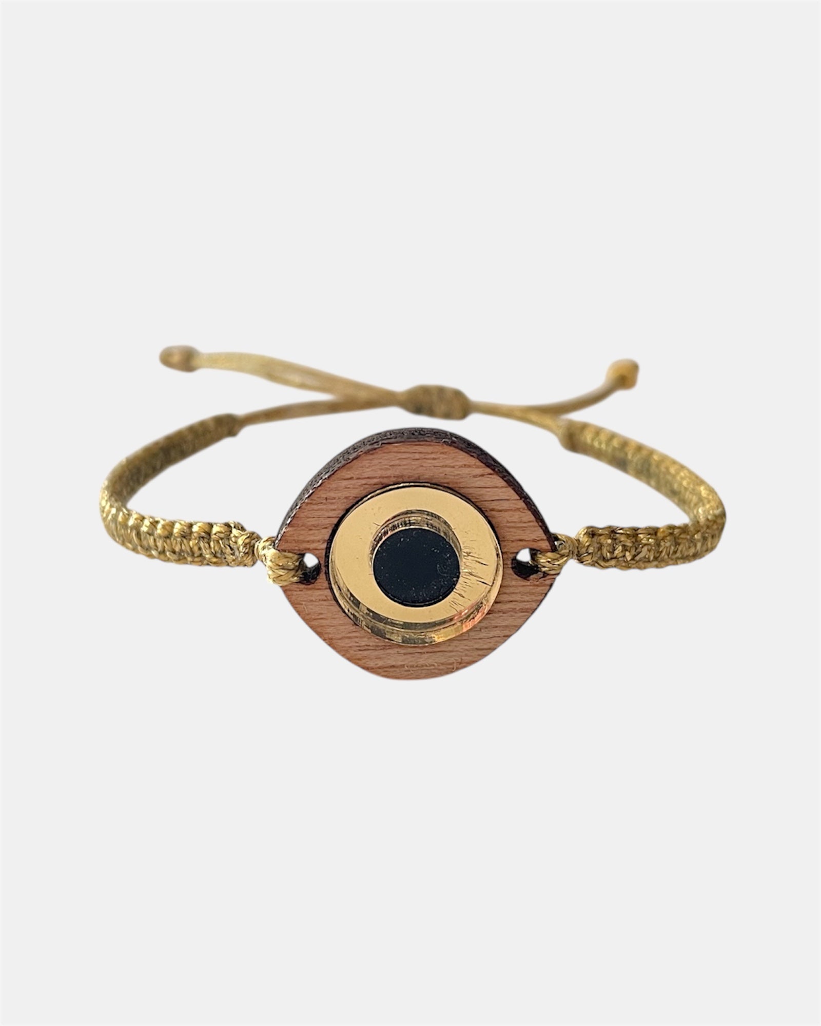 Χειροποίητο μακραμέ βραχιόλι με χρυσό κορδόνι και ξύλινο στοιχείο ματιού με μαύρη λεπτομέρεια