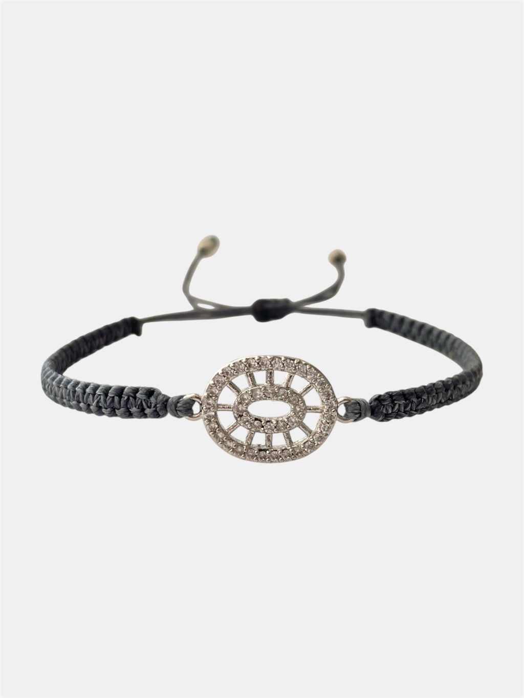 Μακραμέ γκρι βραχιόλι με οβάλ στοιχείο και λαμπερό ζιργκόν, ιδανικό για κομψό και καθημερινό στυλ.