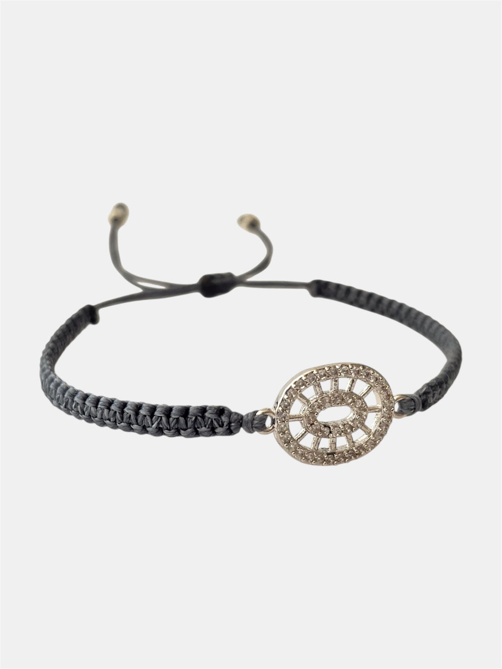 Μακραμέ γκρι βραχιόλι με οβάλ στοιχείο και λαμπερό ζιργκόν, ιδανικό για κομψό και καθημερινό στυλ.