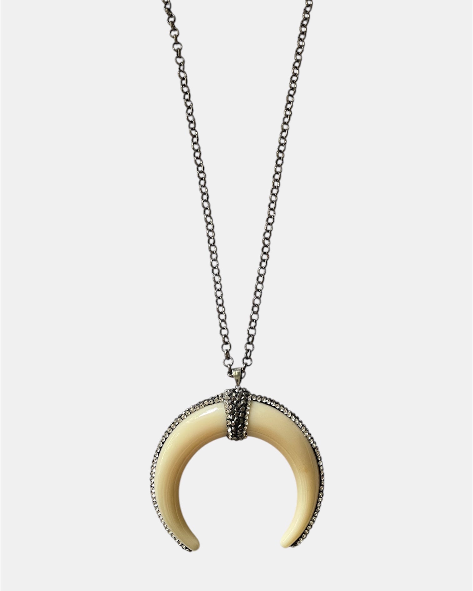 Γυναικείο μακρύ κολιέ με εκρού μενταγιόν σε σχήμα δοντιού και ασημί αλυσίδα