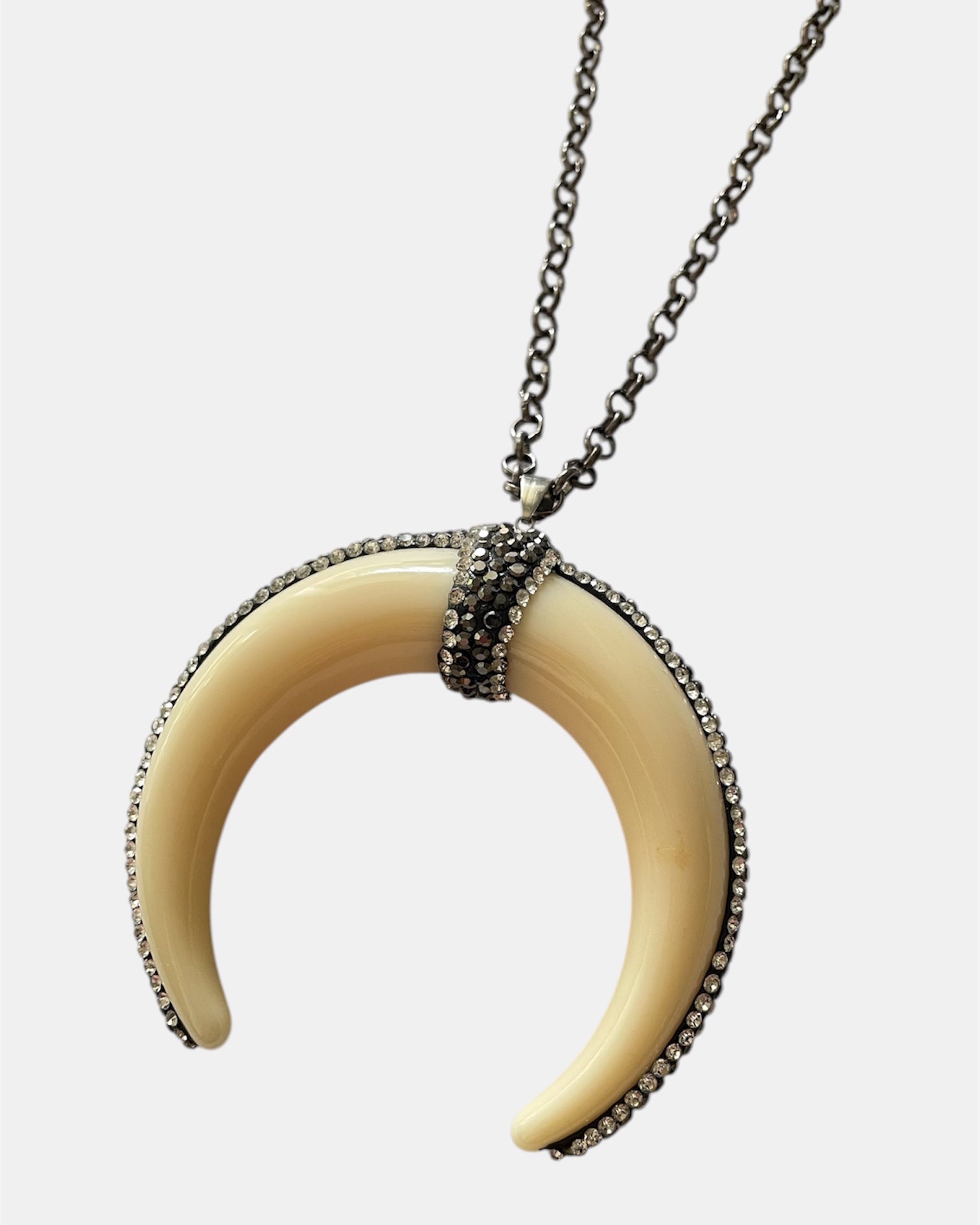 Γυναικείο μακρύ κολιέ με εκρού μενταγιόν σε σχήμα δοντιού και ασημί αλυσίδα