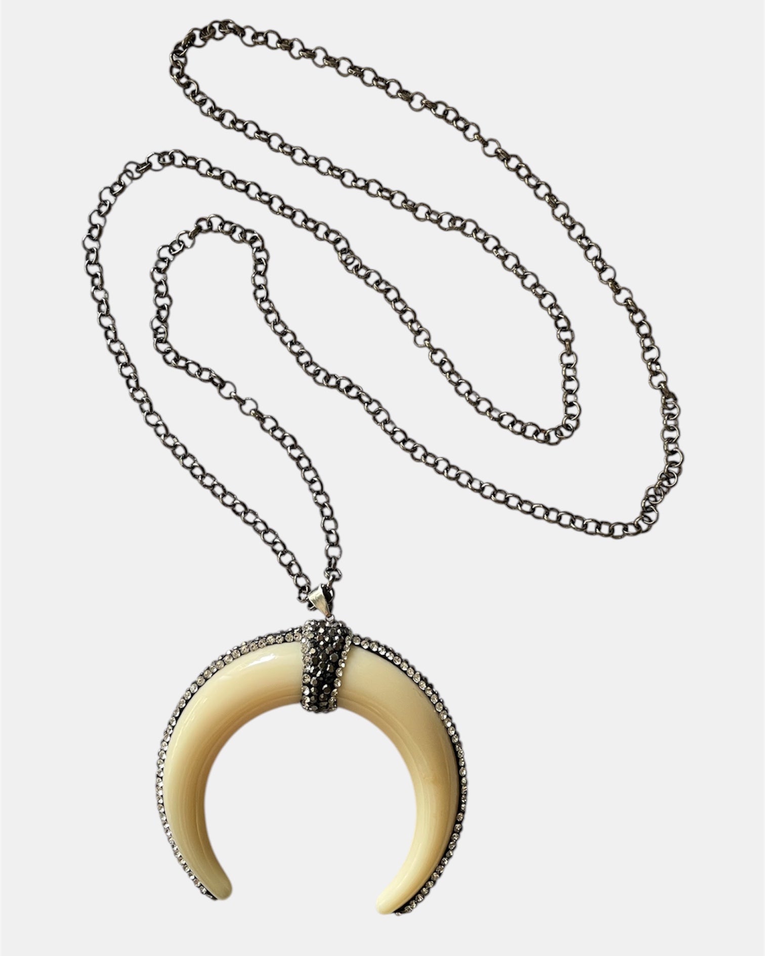 Γυναικείο μακρύ κολιέ με εκρού μενταγιόν σε σχήμα δοντιού και ασημί αλυσίδα