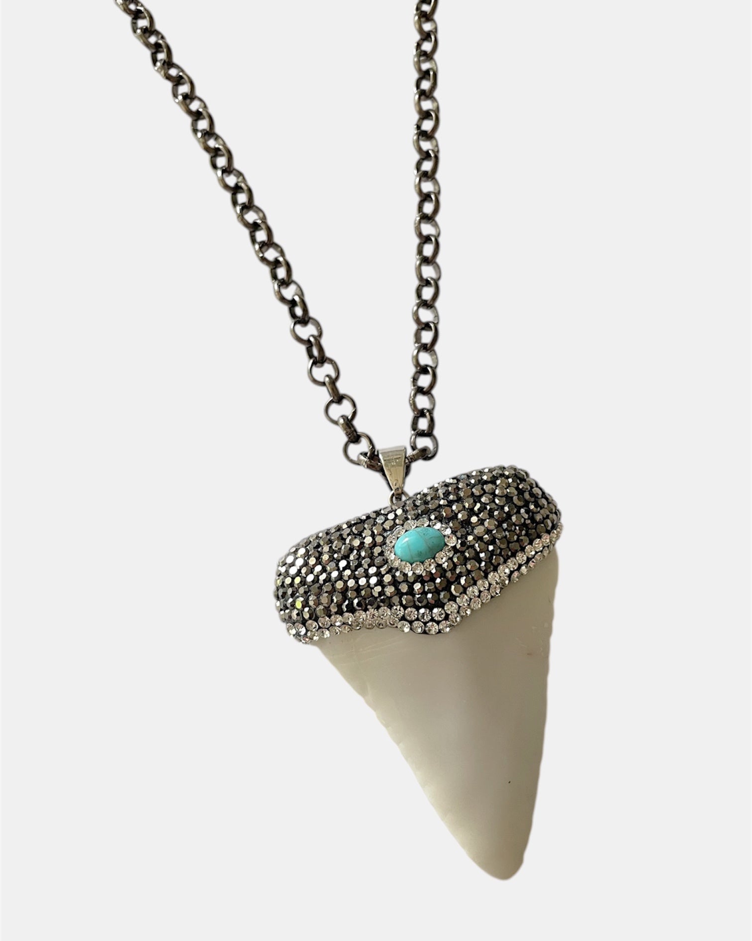 Γυναικείο μακρύ κολιέ με λευκό μενταγιόν και τιρκουάζ λεπτομέρεια σε ασημί αλυσίδα