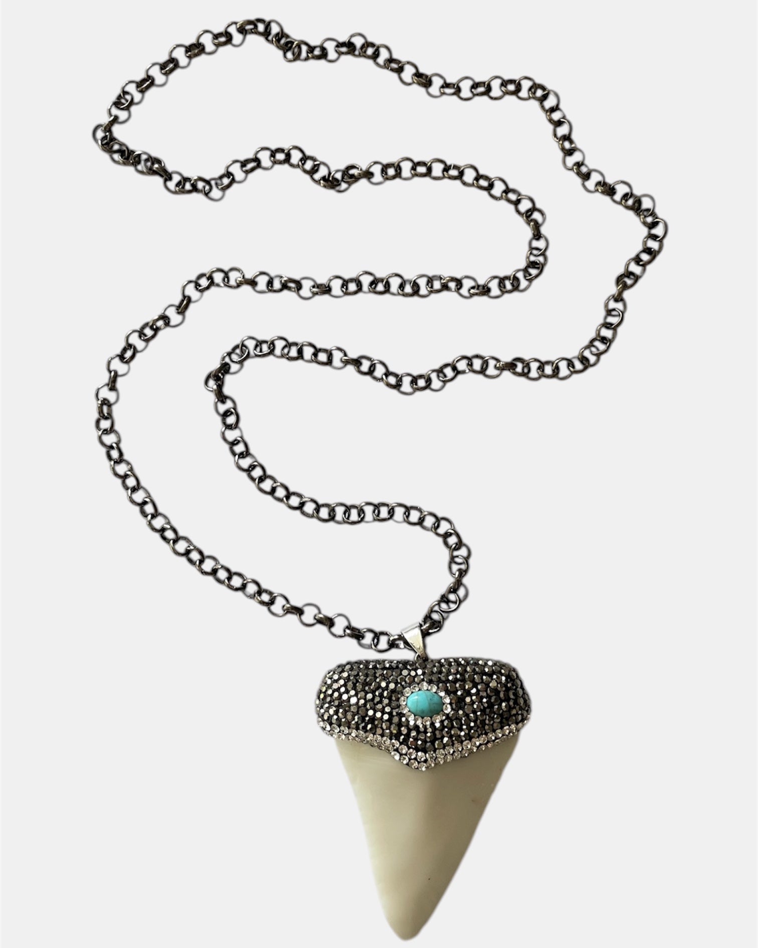 Γυναικείο μακρύ κολιέ με λευκό μενταγιόν και τιρκουάζ λεπτομέρεια σε ασημί αλυσίδα