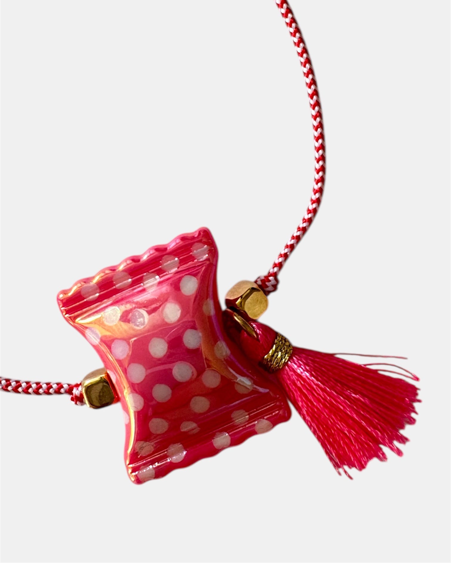 Χειροποίητο μαρτάκι με κόκκινο γυάλινο στοιχείο με πουά και κόκκινη φούντα