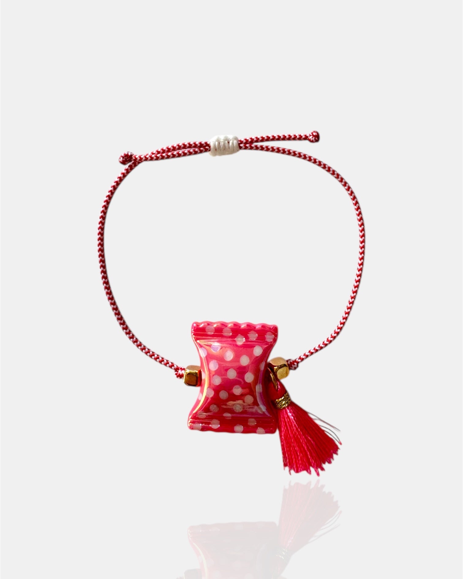 Χειροποίητο μαρτάκι με κόκκινο γυάλινο στοιχείο με πουά και κόκκινη φούντα