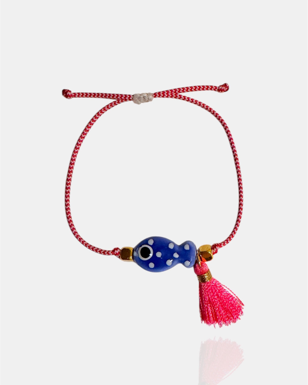 Χειροποίητο μαρτάκι με μπλε κεραμικό ψαράκι και φούξια φούντα, βραχιόλι Μαρτίου για γυναίκα.