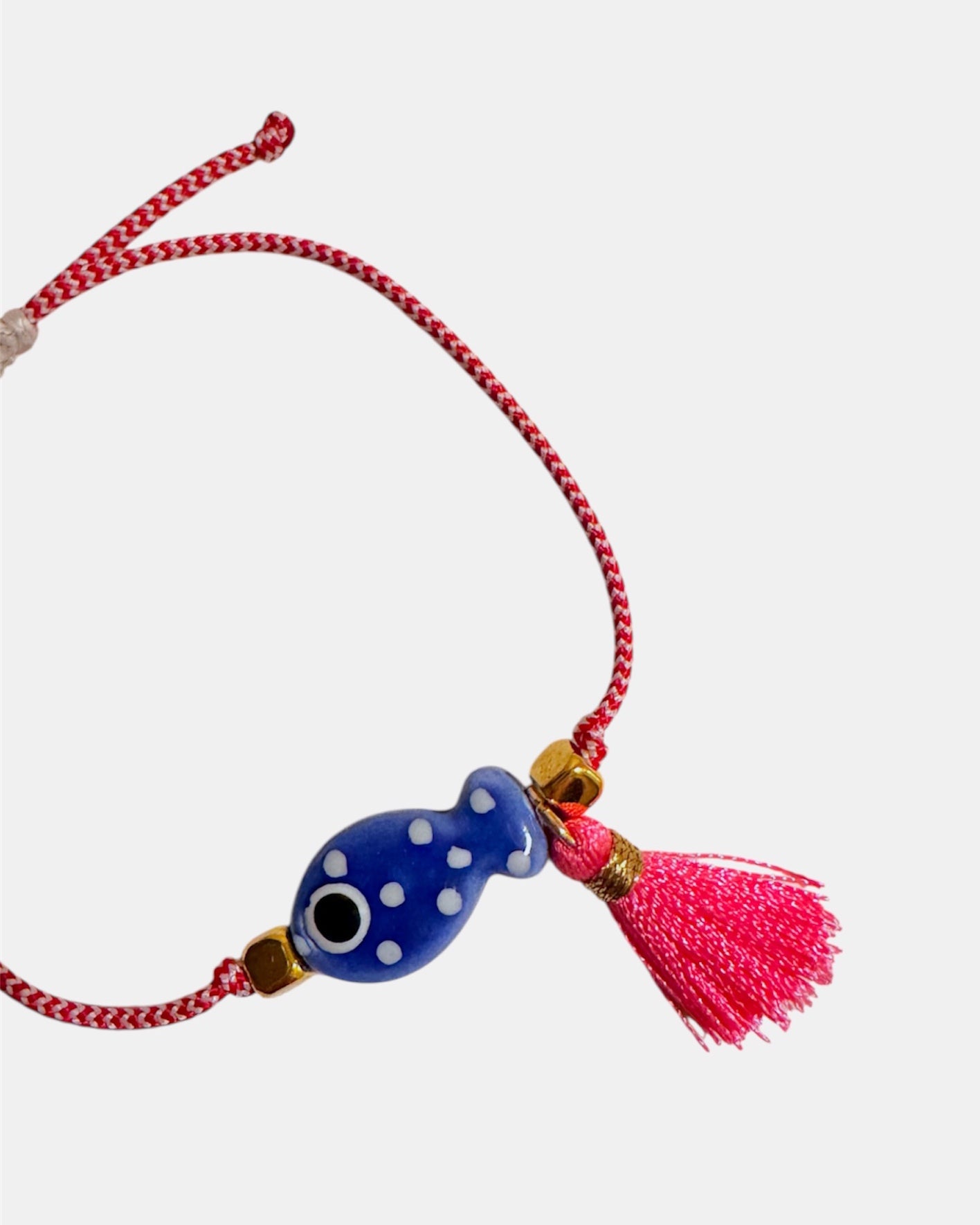 Χειροποίητο μαρτάκι με μπλε κεραμικό ψαράκι και φούξια φούντα, βραχιόλι Μαρτίου για γυναίκα.