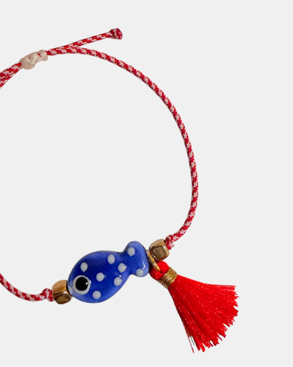 Χειροποίητο μαρτάκι με μπλε κεραμικό ψαράκι και κόκκινη φούντα, βραχιόλι Μαρτίου για γυναίκα.