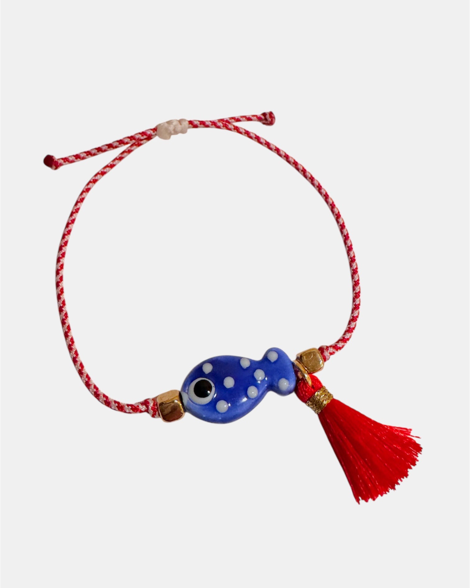 Χειροποίητο μαρτάκι με μπλε κεραμικό ψαράκι και κόκκινη φούντα, βραχιόλι Μαρτίου για γυναίκα.