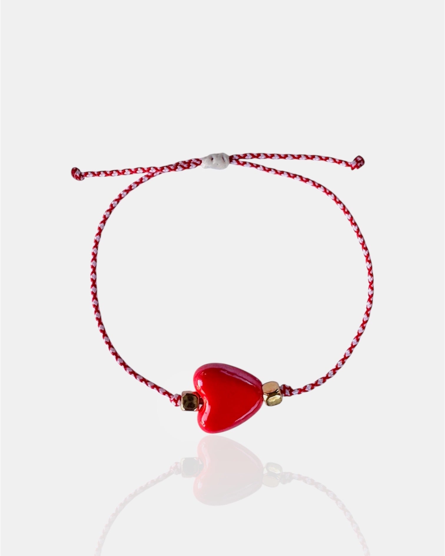 Χειροποίητο μαρτάκι με κόκκινη κεραμική καρδιά, βραχιόλι Μαρτίου για γυναίκα.