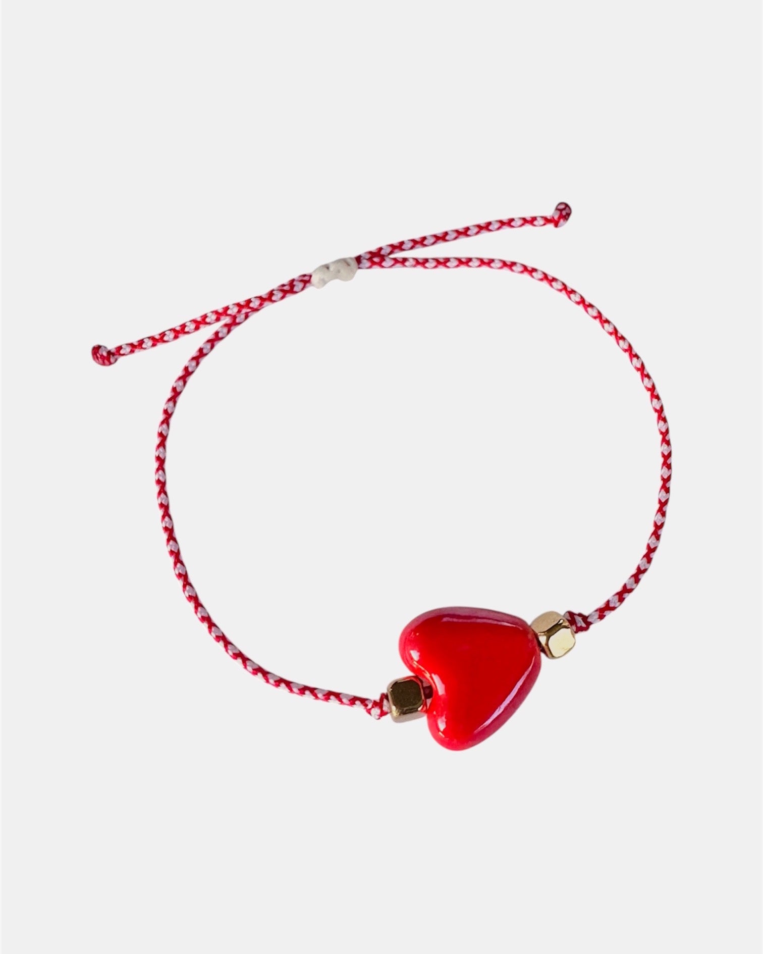 Χειροποίητο μαρτάκι με κόκκινη κεραμική καρδιά, βραχιόλι Μαρτίου για γυναίκα.