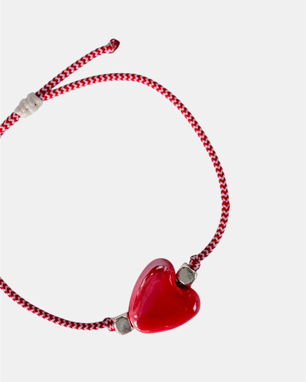 Χειροποίητο μαρτάκι με κόκκινη κεραμική καρδιά και ασημί λεπτομέρειες, βραχιόλι Μαρτίου για γυναίκα.
