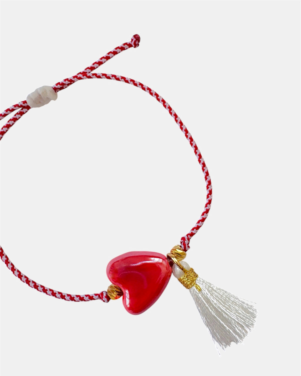 Χειροποίητο μαρτάκι με κόκκινη κεραμική καρδιά και λευκή φούντα, γυναικείο βραχιόλι Μαρτίου.