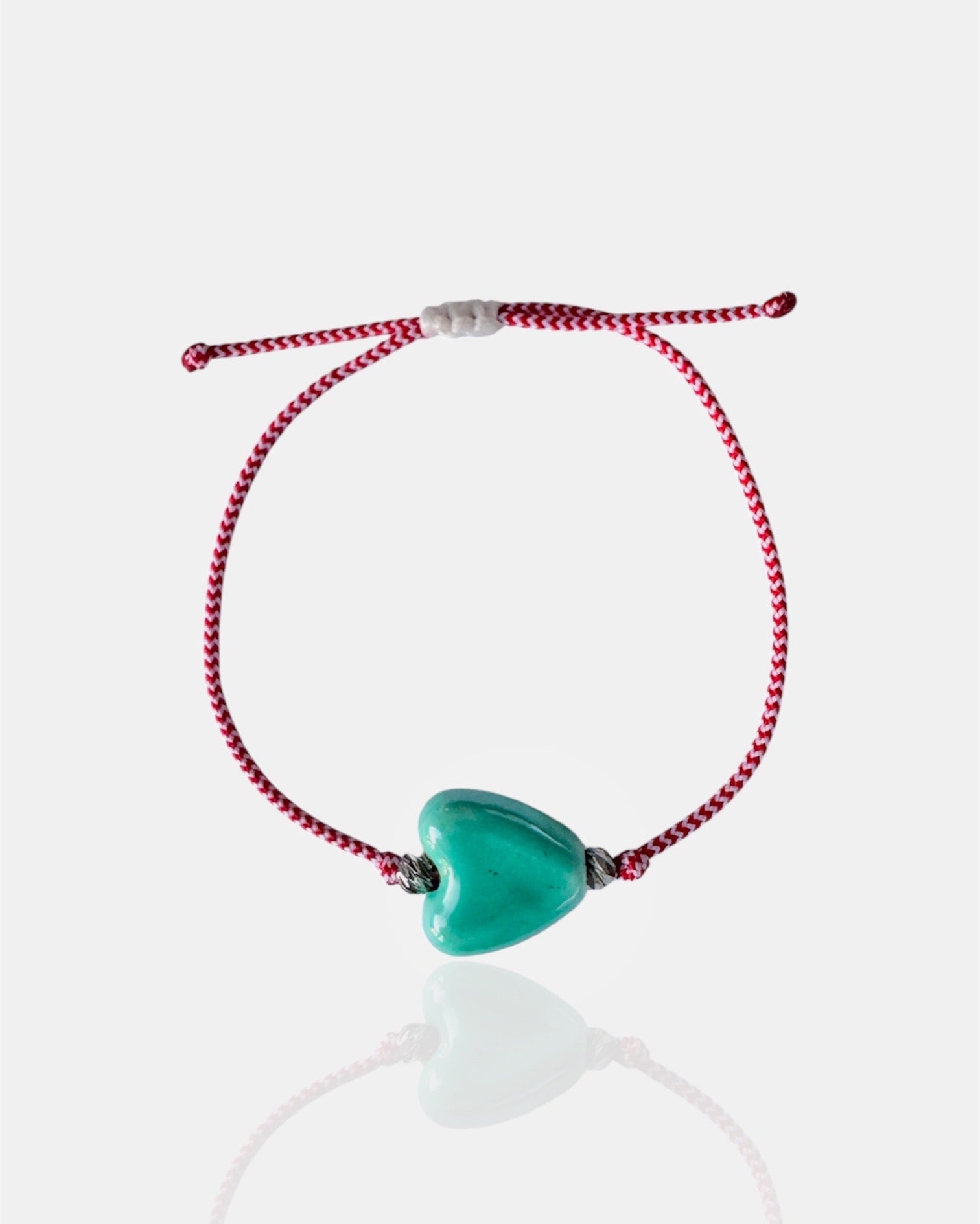 Χειροποίητο μαρτάκι με τιρκουάζ κεραμική καρδιά, βραχιόλι Μαρτίου για γυναίκα.