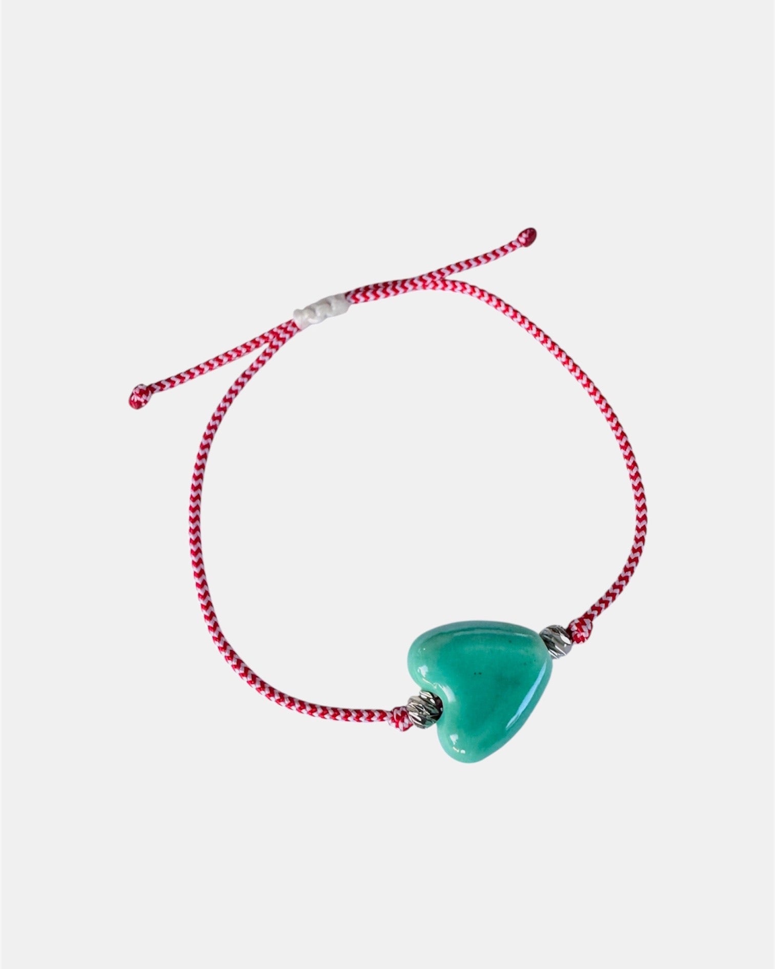 Χειροποίητο μαρτάκι με τιρκουάζ κεραμική καρδιά, βραχιόλι Μαρτίου για γυναίκα.