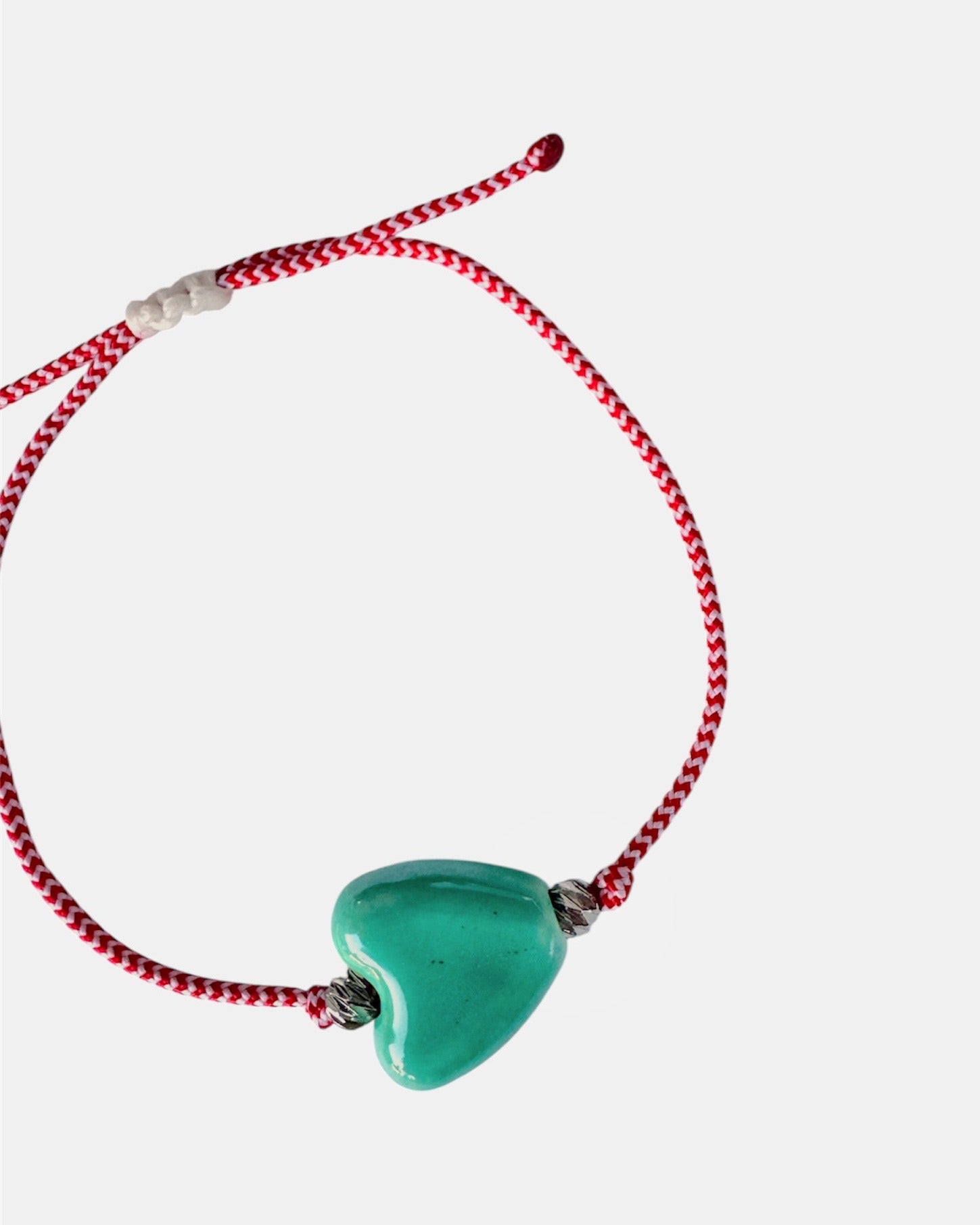 Χειροποίητο μαρτάκι με τιρκουάζ κεραμική καρδιά, βραχιόλι Μαρτίου για γυναίκα.