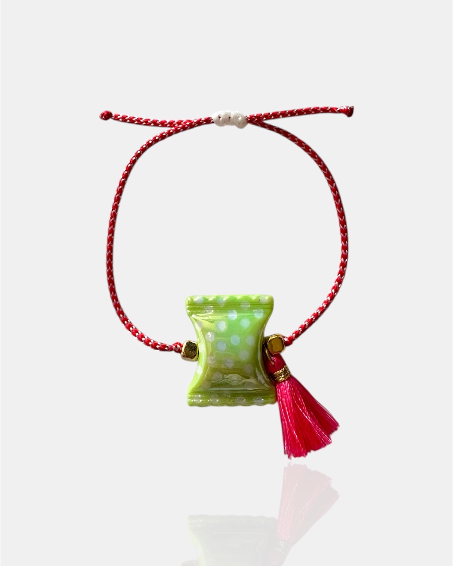 Χειροποίητο μαρτάκι με πράσινο γυάλινο στοιχείο και κόκκινη φούντα σε κόκκινο-λευκό κορδόνι
