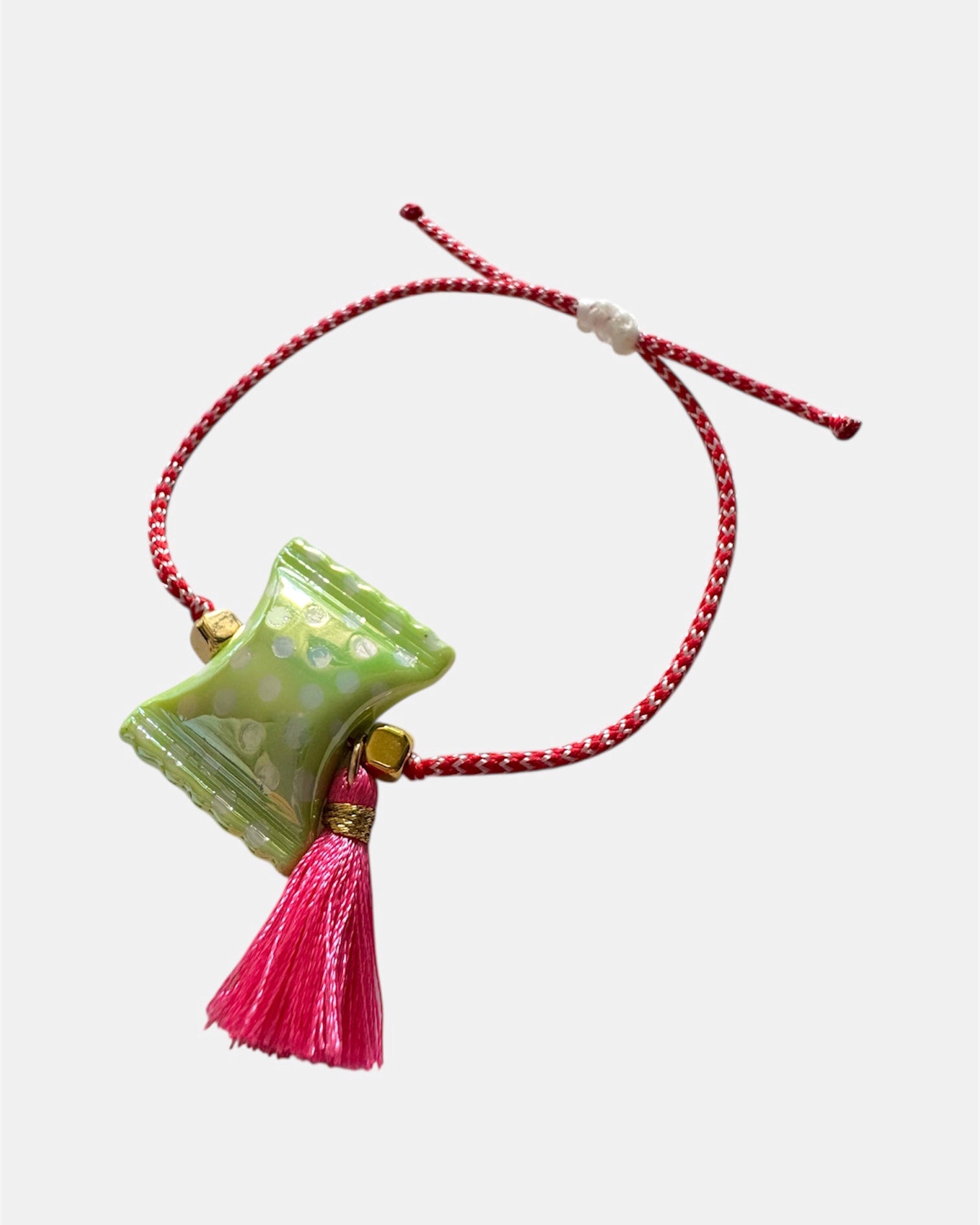 Χειροποίητο μαρτάκι με πράσινο γυάλινο στοιχείο και κόκκινη φούντα σε κόκκινο-λευκό κορδόνι