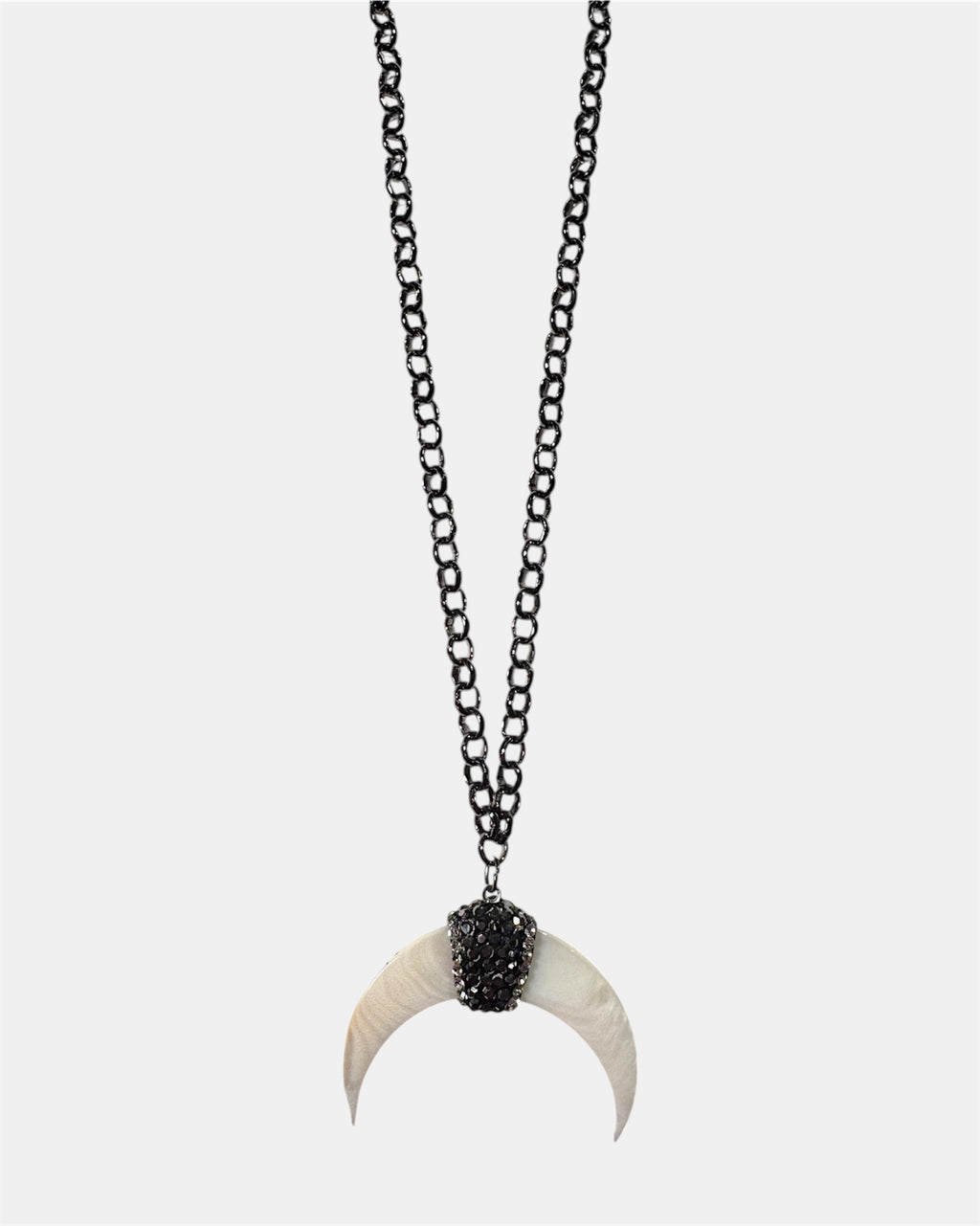 Μαύρο κολιέ με αλυσίδα και λευκό κέρατο, γυναικείο μοντέρνο κόσμημα.