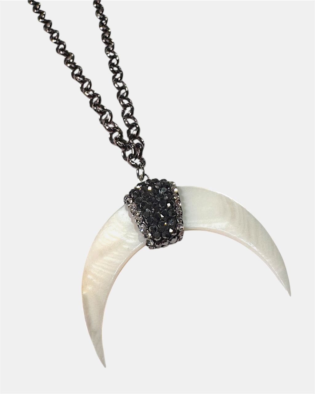 Μαύρο κολιέ με αλυσίδα και λευκό κέρατο, γυναικείο μοντέρνο κόσμημα.