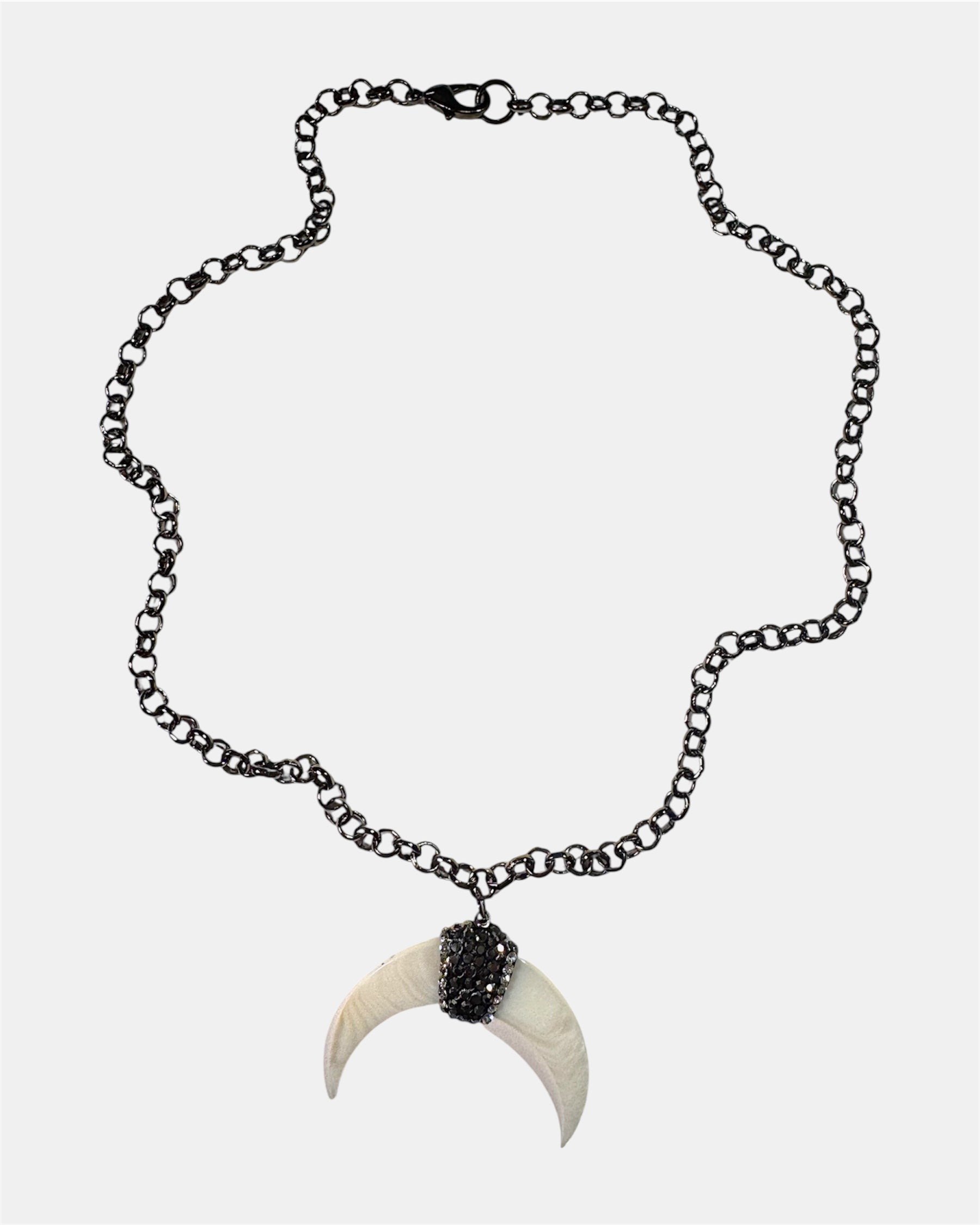 Μαύρο κολιέ με αλυσίδα και λευκό κέρατο, γυναικείο μοντέρνο κόσμημα.