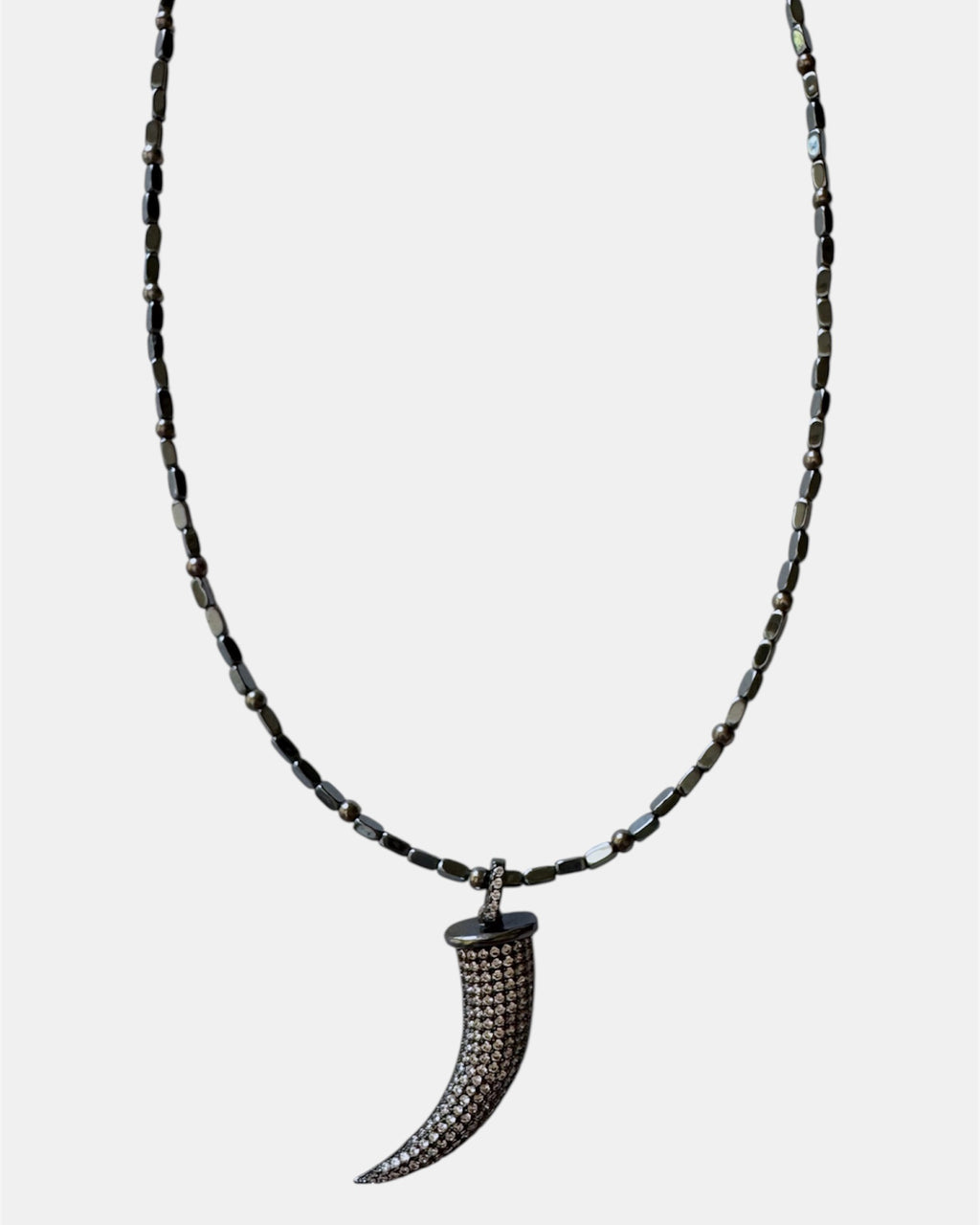 Μαύρο κολιέ με μενταγιόν κέρατο, γυναικείο μοντέρνο κόσμημα.