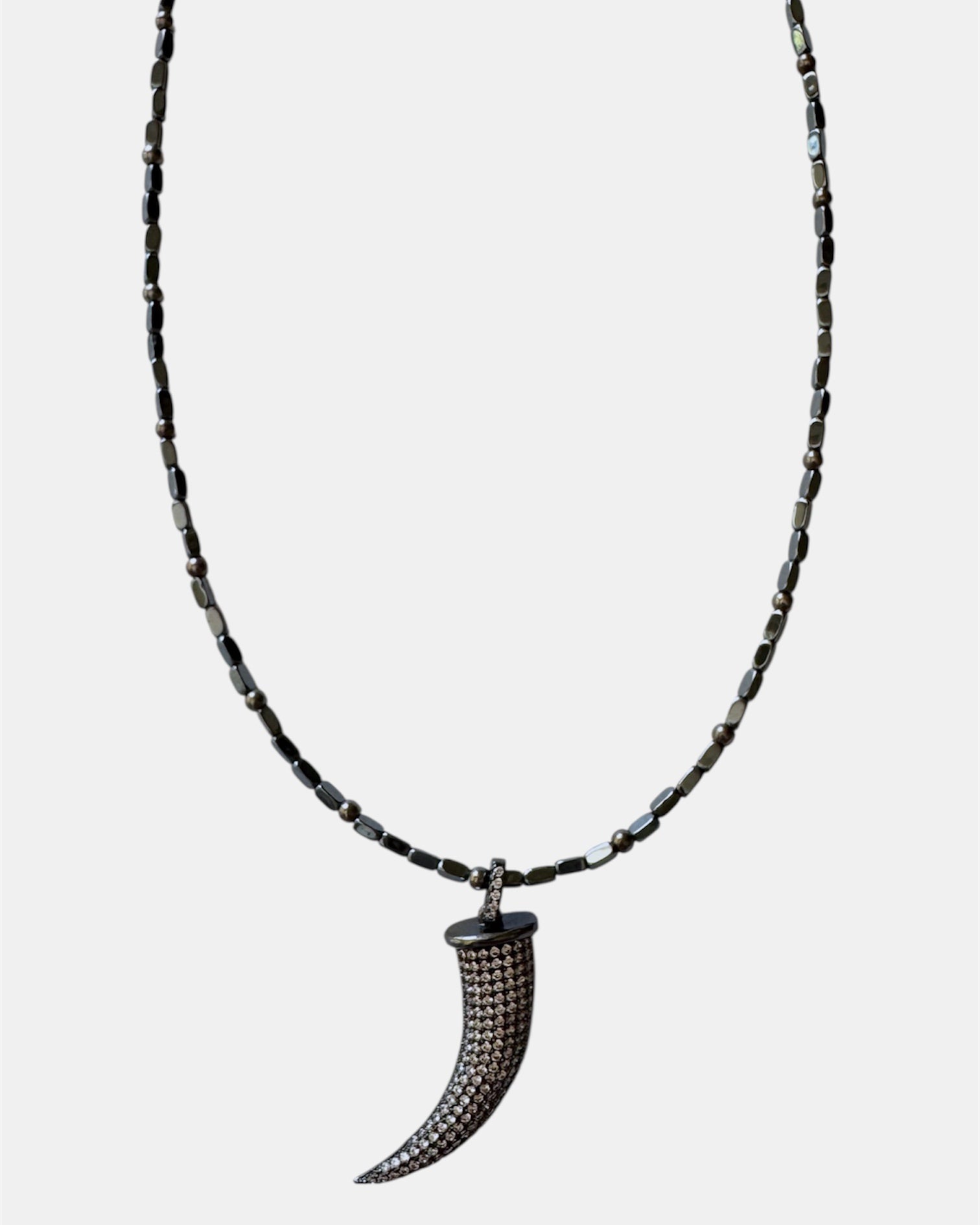 Μαύρο κολιέ με μενταγιόν κέρατο, γυναικείο μοντέρνο κόσμημα.