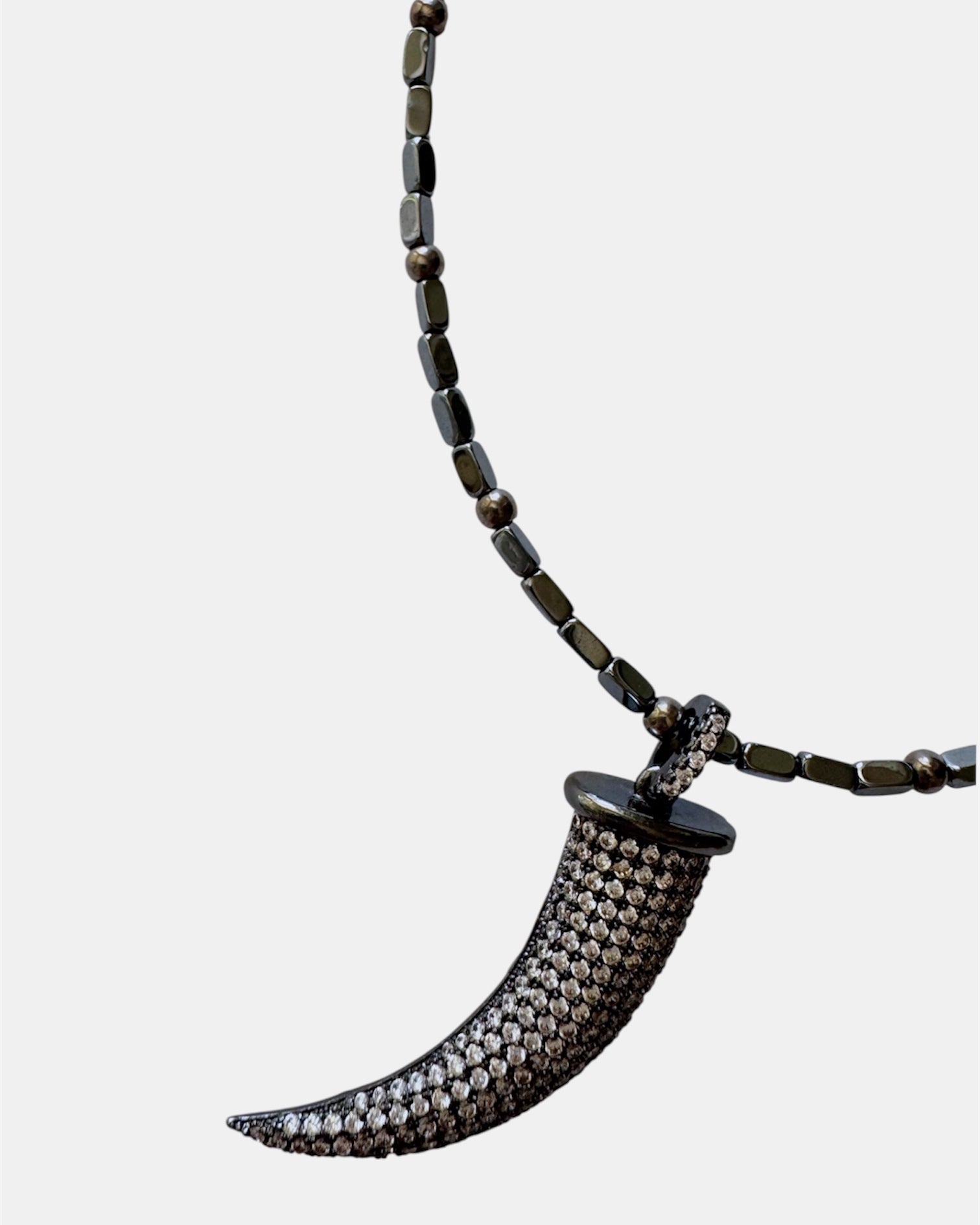 Μαύρο κολιέ με μενταγιόν κέρατο, γυναικείο μοντέρνο κόσμημα.