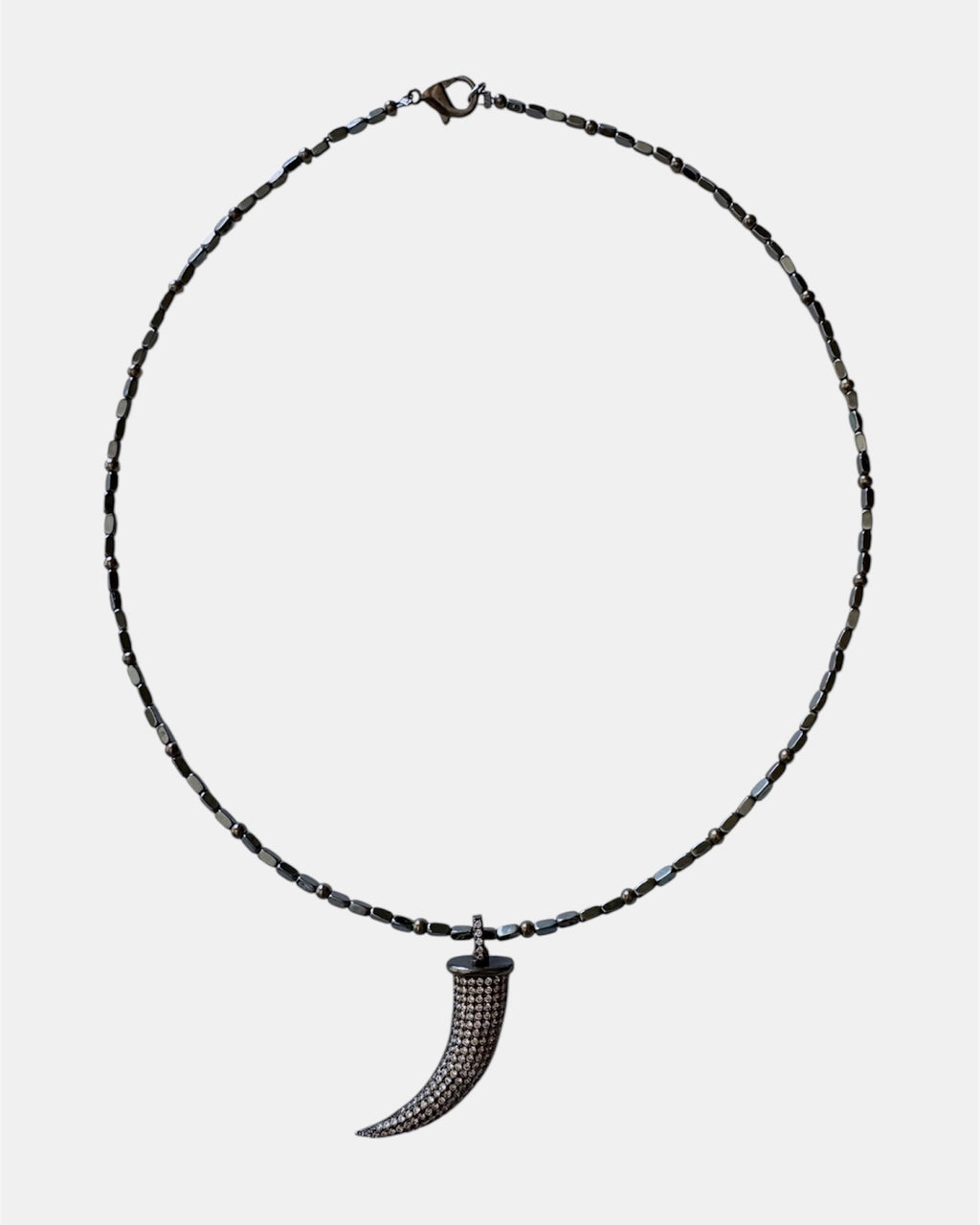 Μαύρο κολιέ με μενταγιόν κέρατο, γυναικείο μοντέρνο κόσμημα.