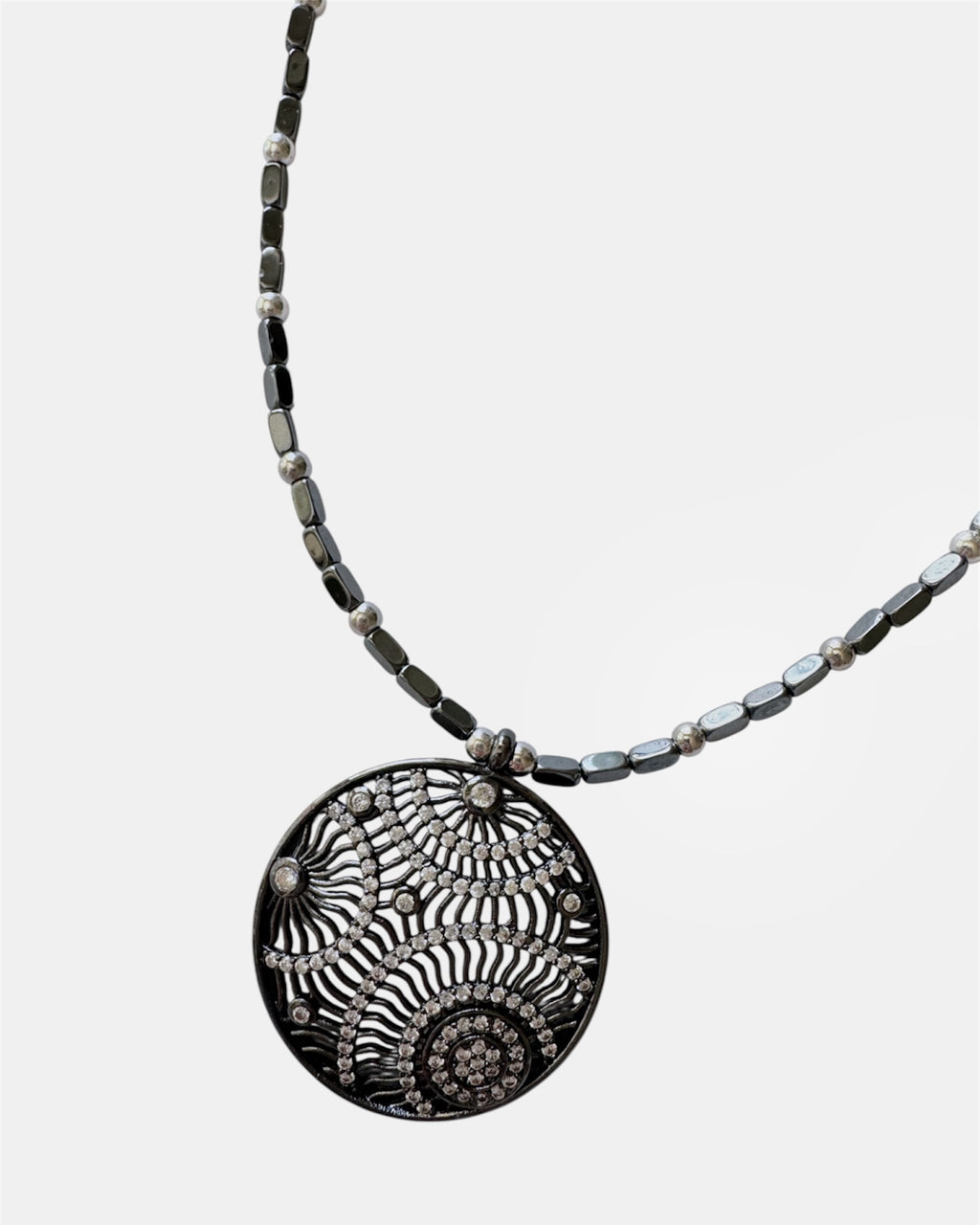 Μαύρο κολιέ με στρογγυλό μενταγιόν, γυναικείο μοντέρνο κόσμημα.