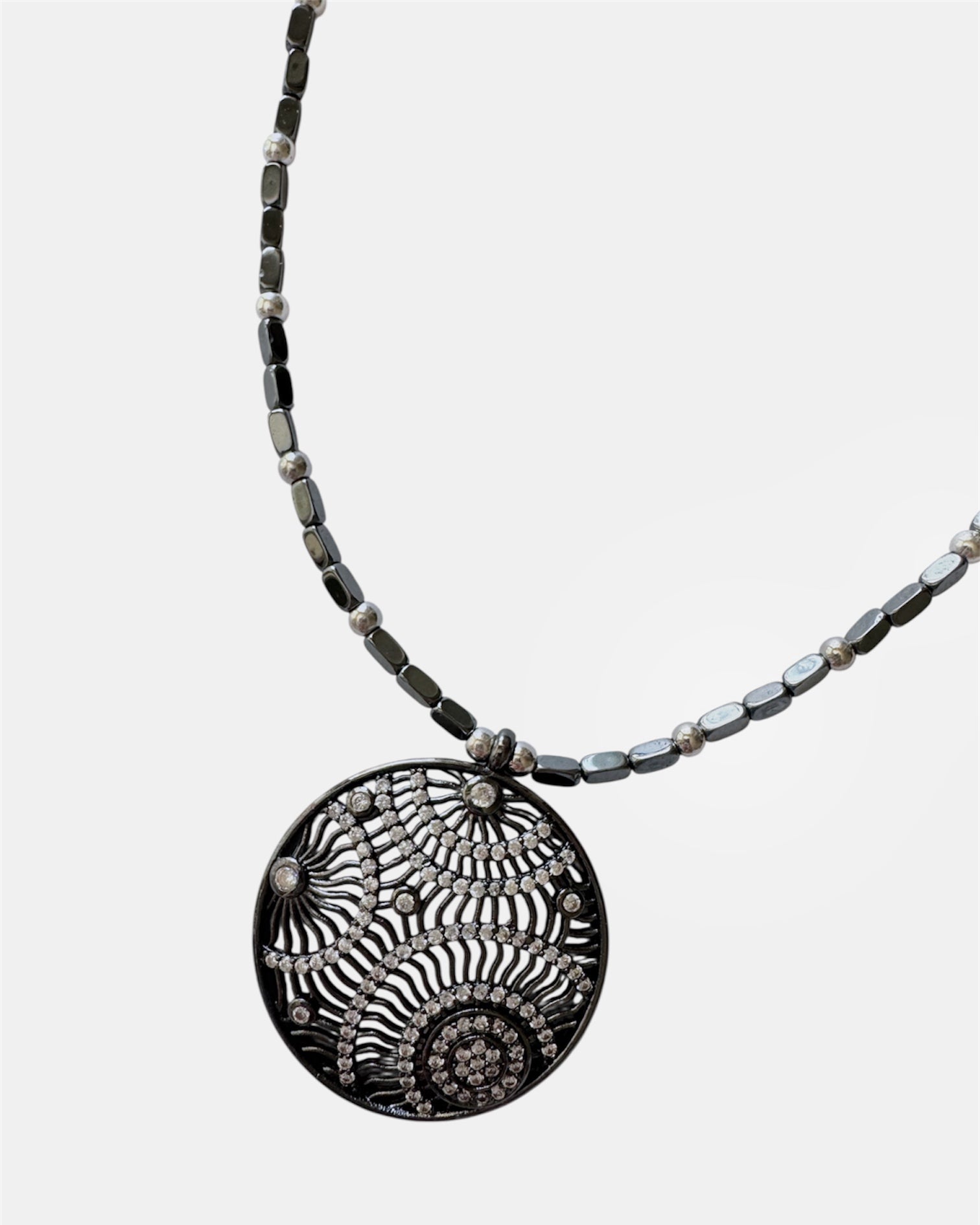 Μαύρο κολιέ με στρογγυλό μενταγιόν, γυναικείο μοντέρνο κόσμημα.