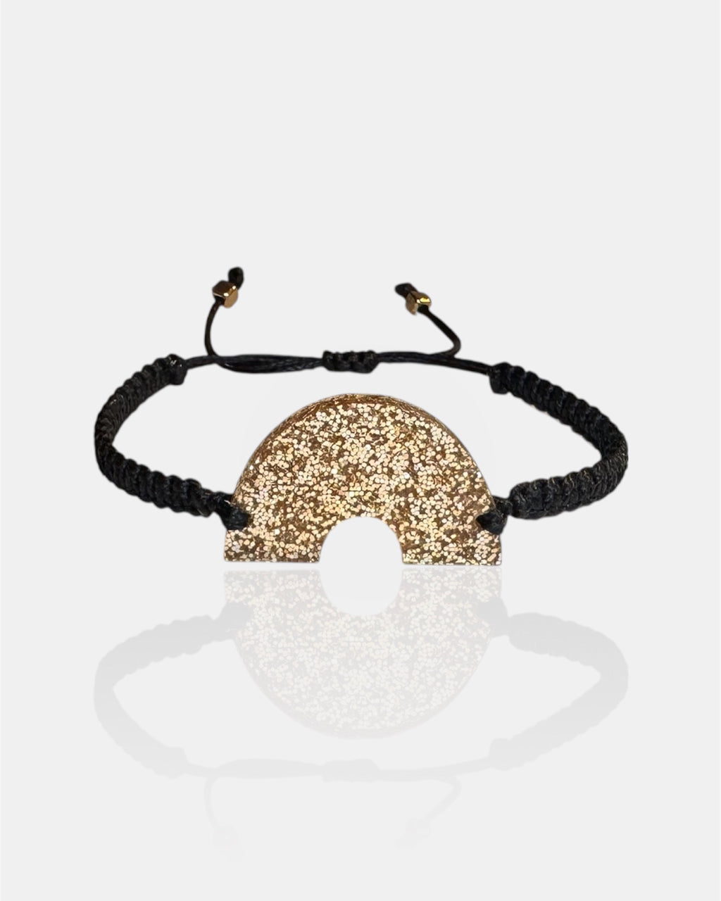 Μαύρο παιδικό μακραμέ βραχιόλι με χρυσό πλέξιγκλας ουράνιο τόξο, χειροποίητο παιδικό κόσμημα.