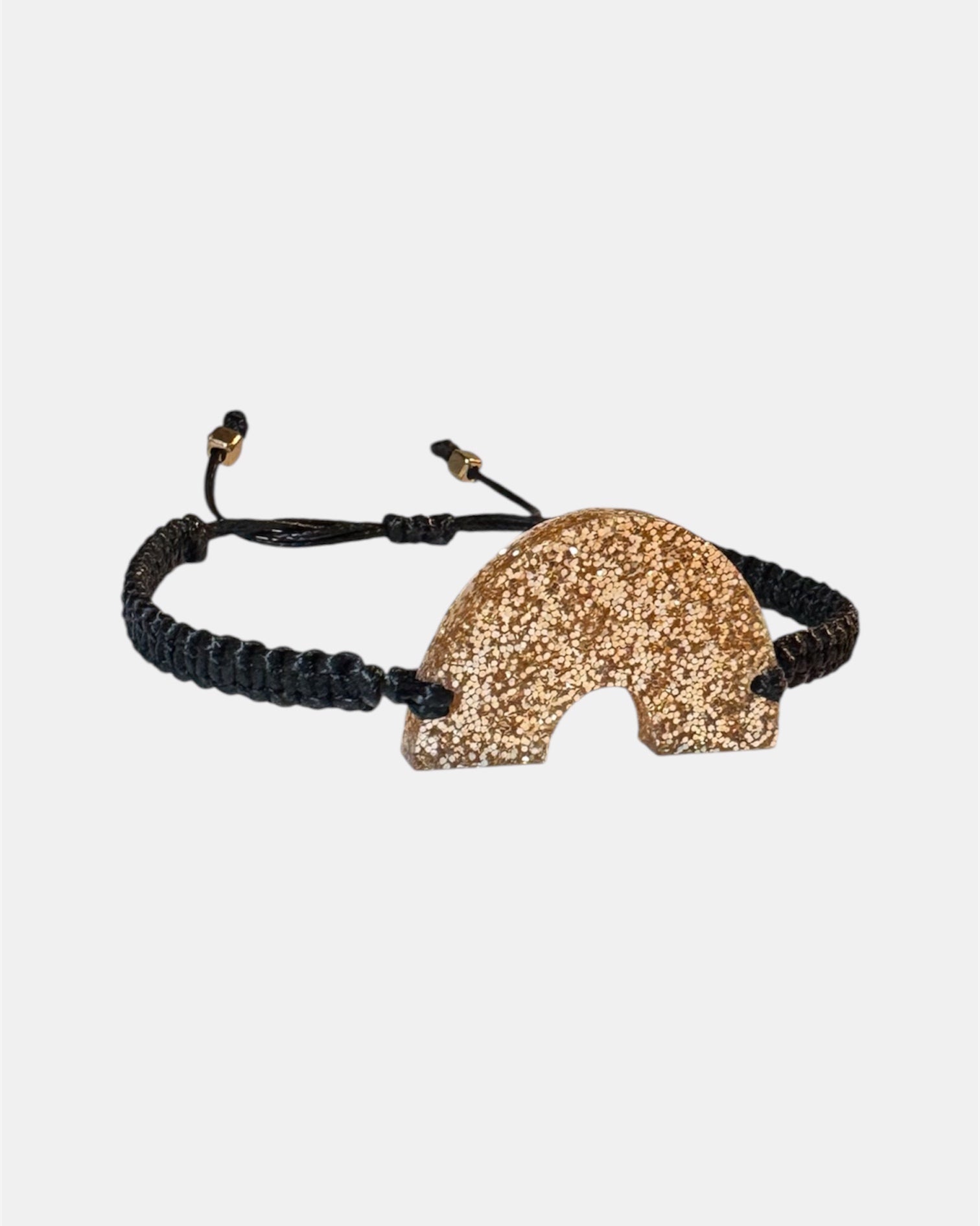 Μαύρο παιδικό μακραμέ βραχιόλι με χρυσό πλέξιγκλας ουράνιο τόξο, χειροποίητο παιδικό κόσμημα.