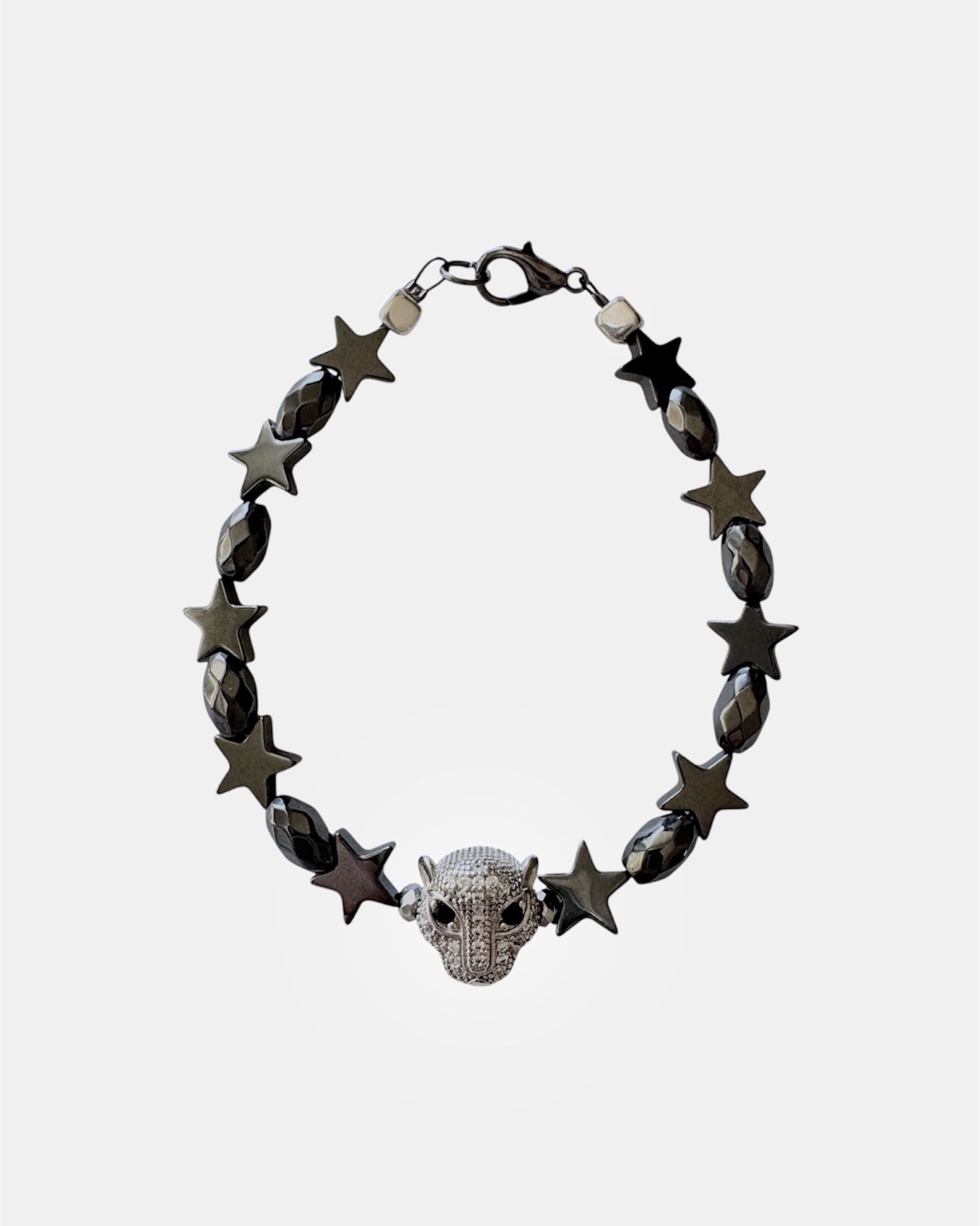Μαύρο βραχιόλι με αιματίτη αστέρια και κεφάλι πάνθηρα, γυναικείο χειροποίητο κόσμημα.
