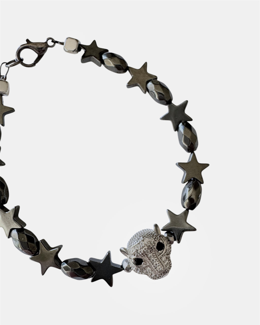 Μαύρο βραχιόλι με αιματίτη αστέρια και κεφάλι πάνθηρα, γυναικείο χειροποίητο κόσμημα.