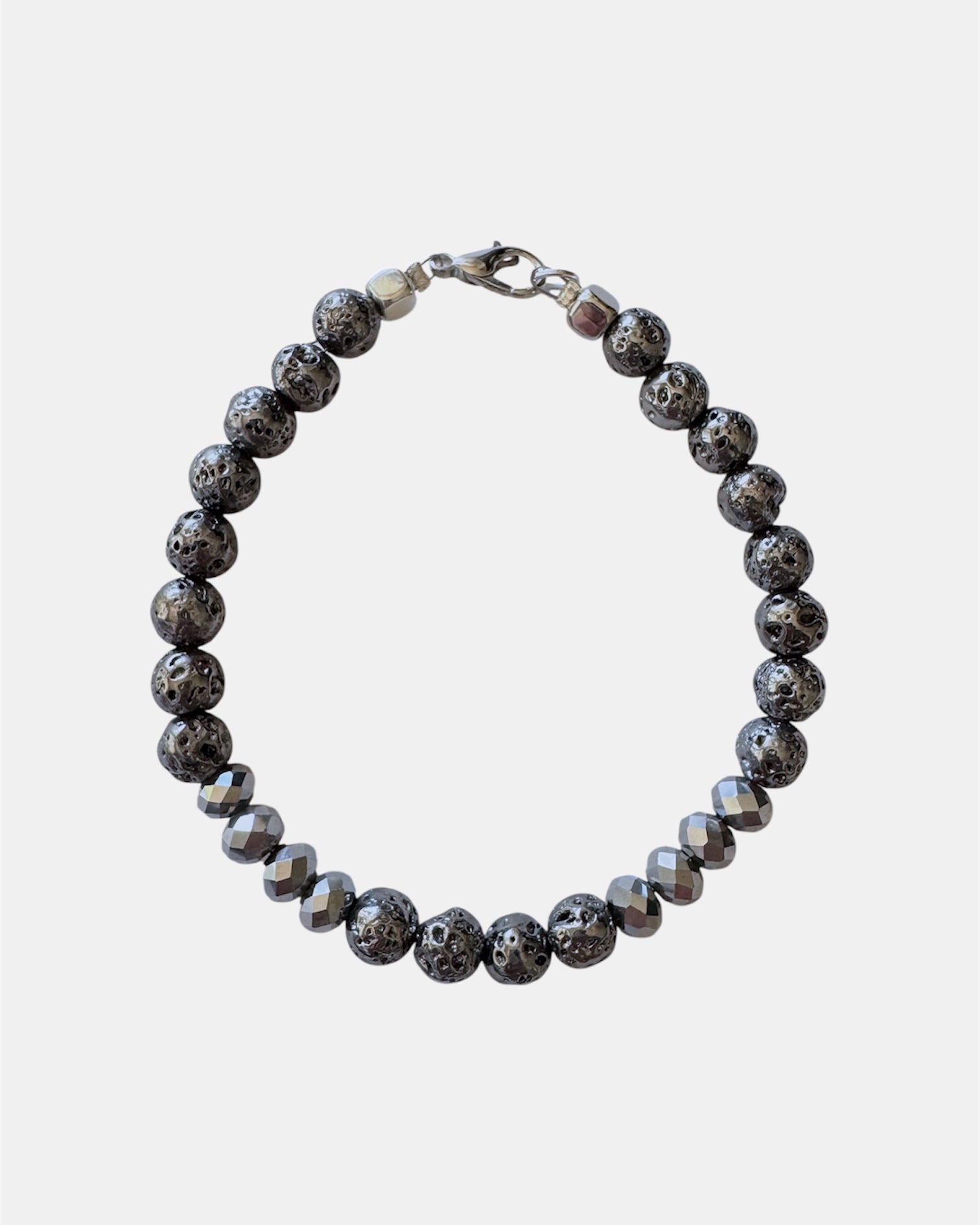 Μαύρο βραχιόλι με ατσάλι λάβας και γυάλινες χάντρες, γυναικείο χειροποίητο κόσμημα.