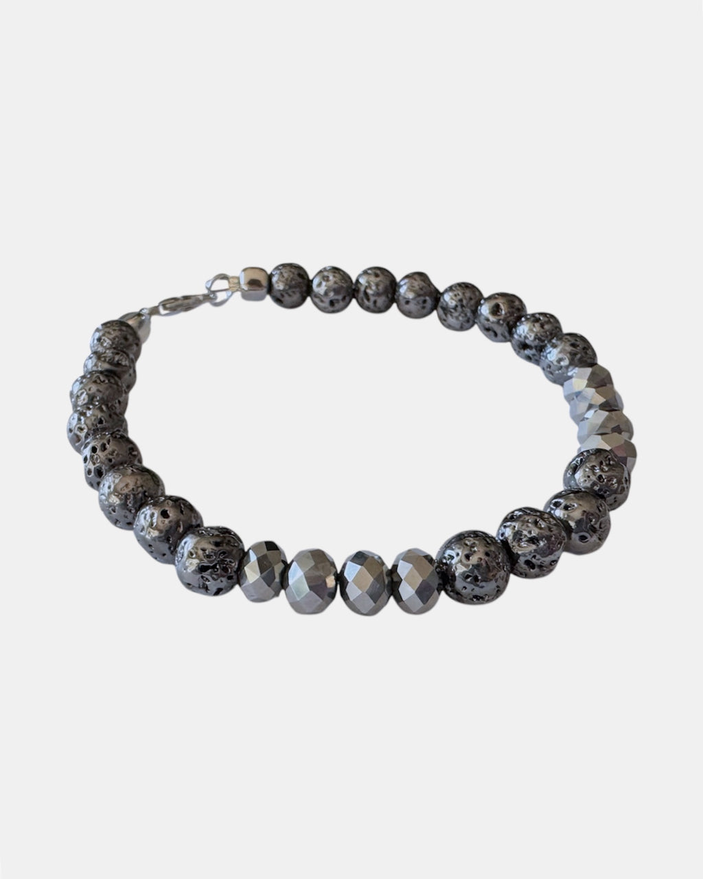 Μαύρο βραχιόλι με ατσάλι λάβας και γυάλινες χάντρες, γυναικείο χειροποίητο κόσμημα.