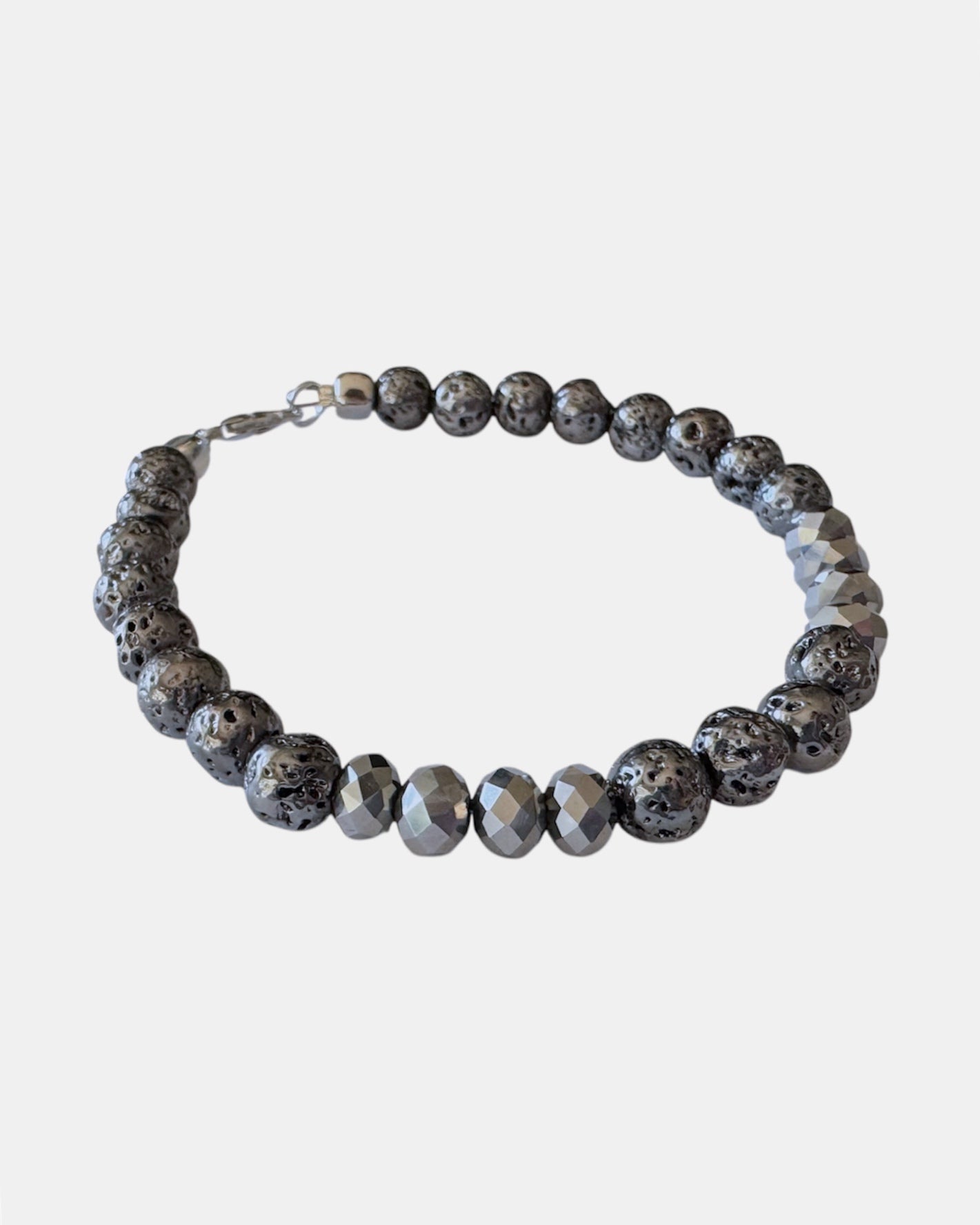 Μαύρο βραχιόλι με ατσάλι λάβας και γυάλινες χάντρες, γυναικείο χειροποίητο κόσμημα.