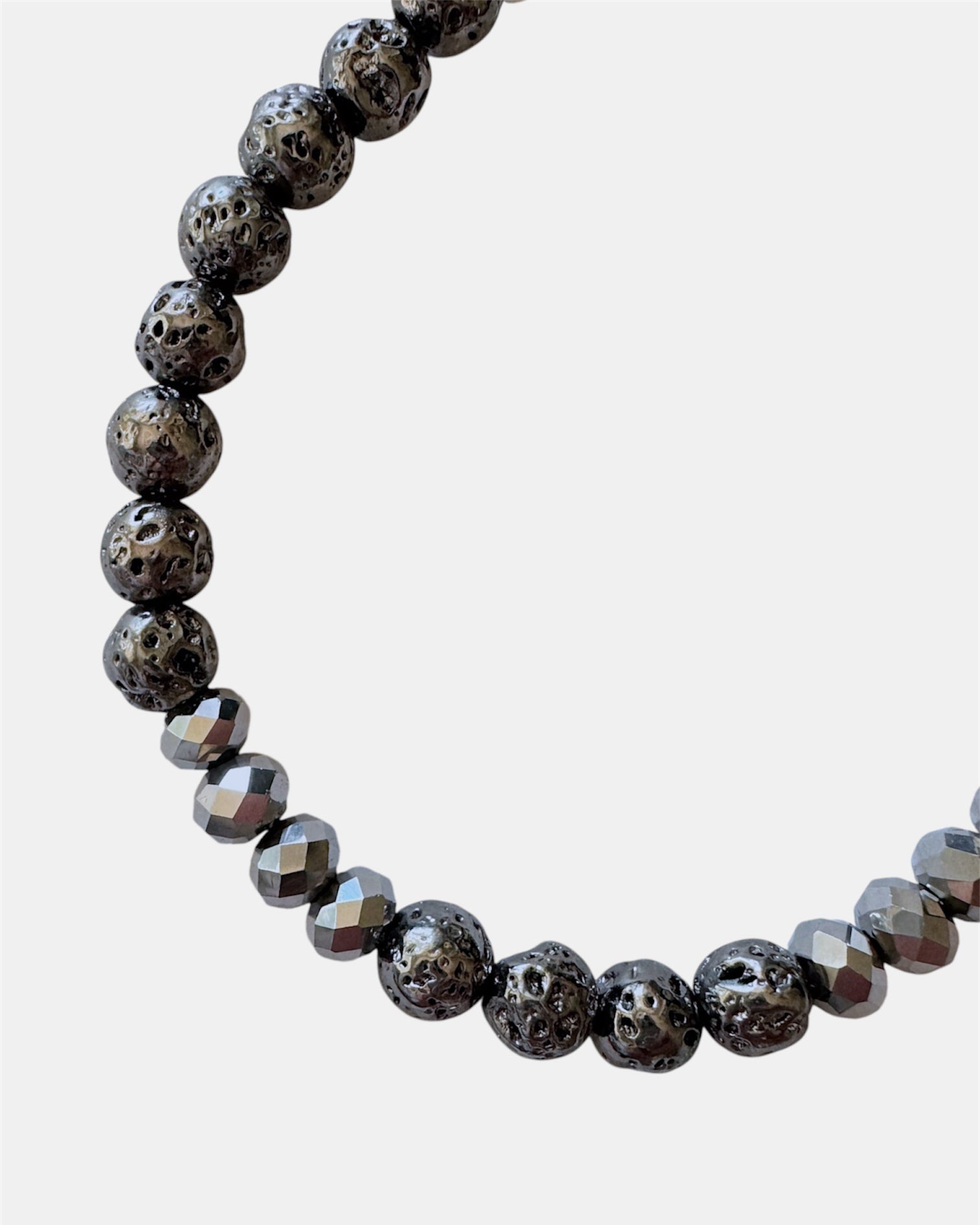 Μαύρο βραχιόλι με ατσάλι λάβας και γυάλινες χάντρες, γυναικείο χειροποίητο κόσμημα.