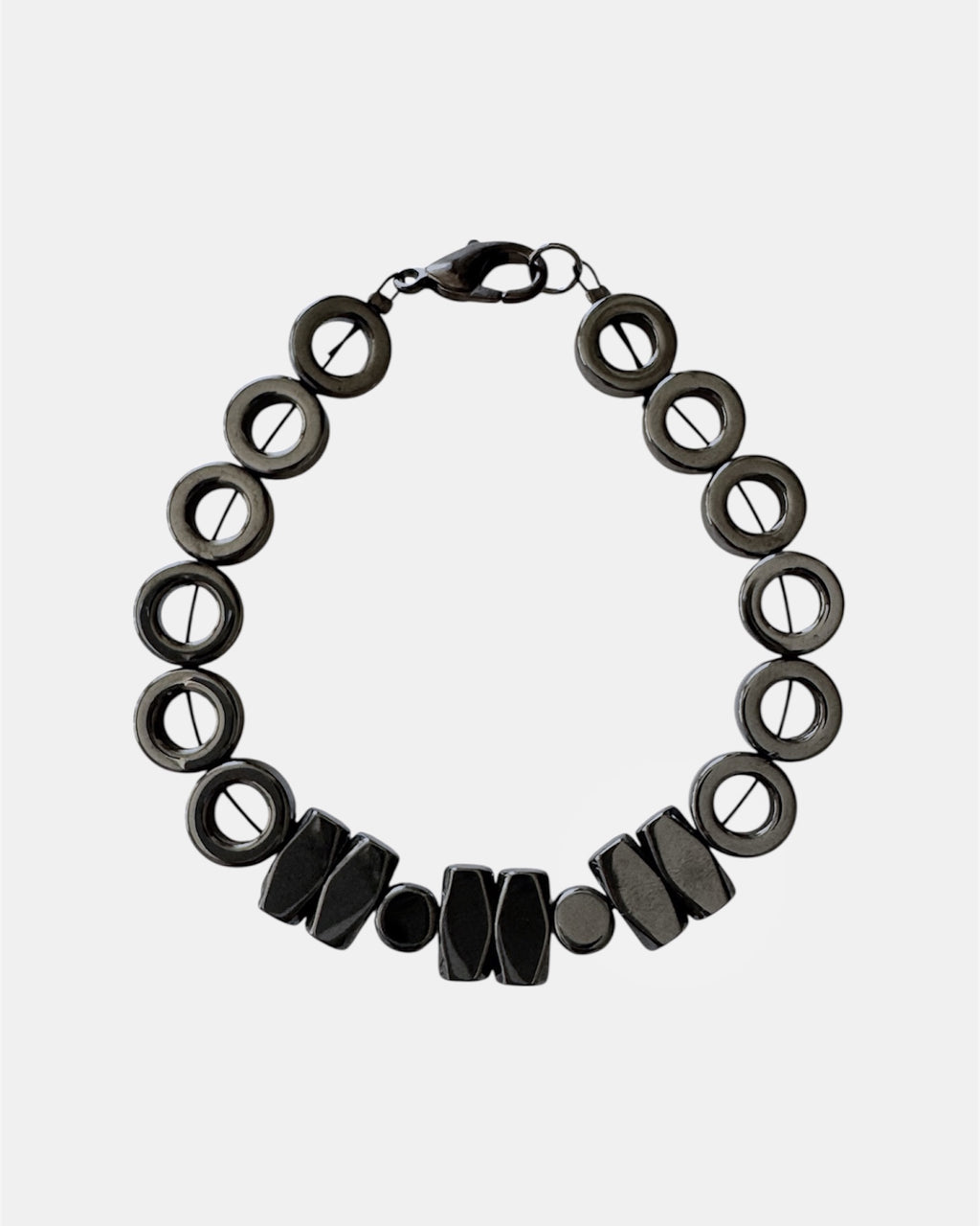 Μαύρο βραχιόλι με ροδέλες και γεωμετρικά στοιχεία αιματίτη, γυναικείο χειροποίητο κόσμημα.