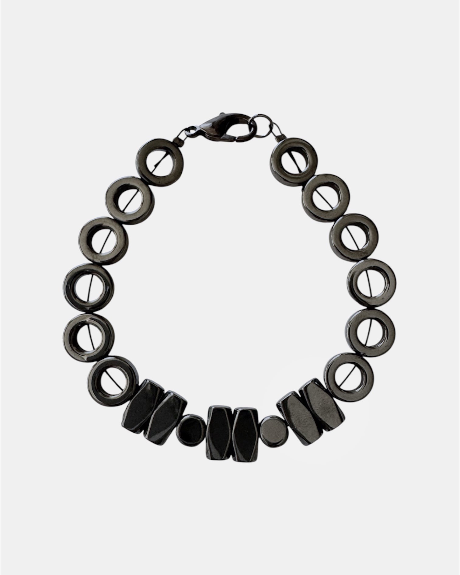Μαύρο βραχιόλι με ροδέλες και γεωμετρικά στοιχεία αιματίτη, γυναικείο χειροποίητο κόσμημα.