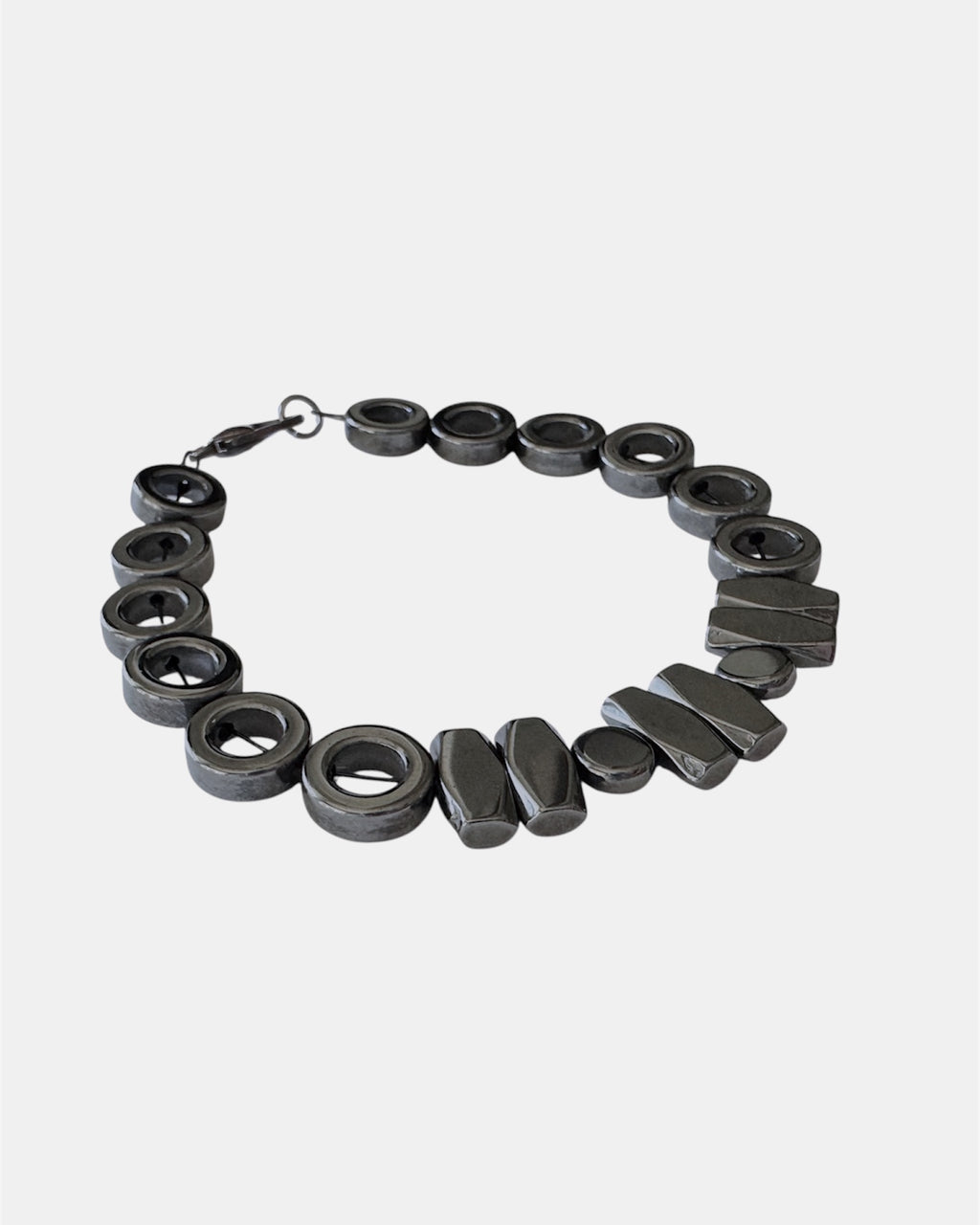 Μαύρο βραχιόλι με ροδέλες και γεωμετρικά στοιχεία αιματίτη, γυναικείο χειροποίητο κόσμημα.