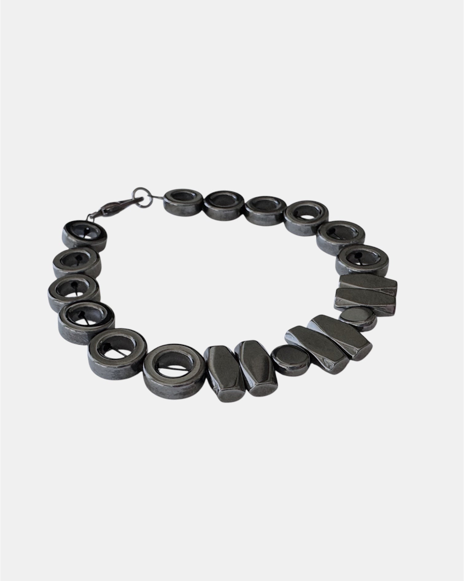 Μαύρο βραχιόλι με ροδέλες και γεωμετρικά στοιχεία αιματίτη, γυναικείο χειροποίητο κόσμημα.