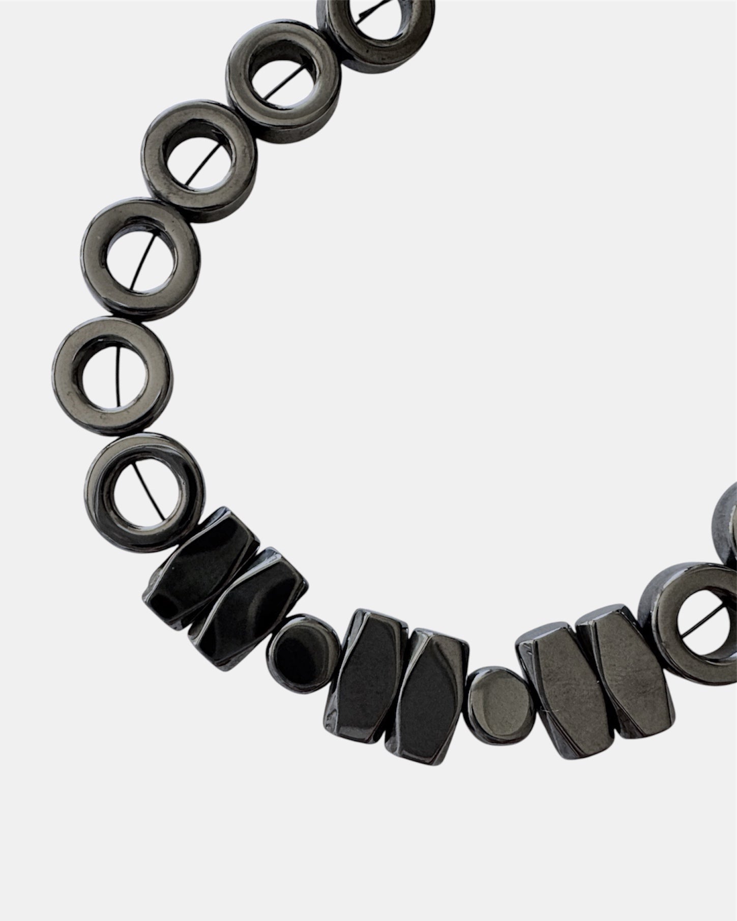 Μαύρο βραχιόλι με ροδέλες και γεωμετρικά στοιχεία αιματίτη, γυναικείο χειροποίητο κόσμημα.