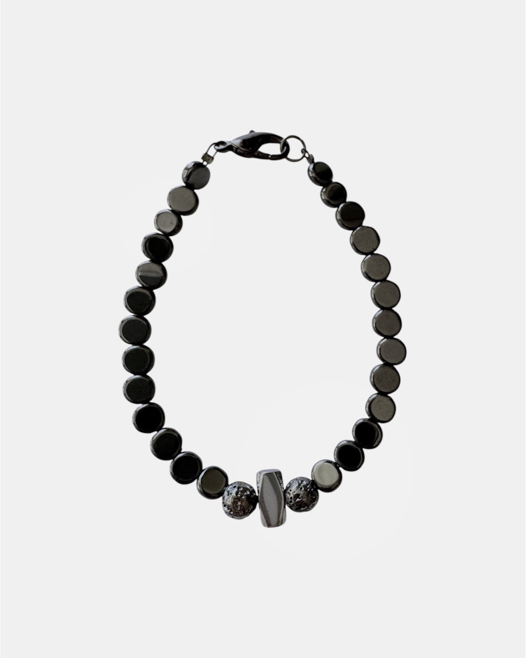 Μαύρο βραχιόλι με χάντρες αιματίτη και μεταλλικό στοιχείο, γυναικείο χειροποίητο κόσμημα.