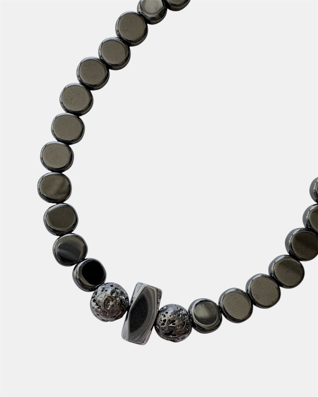 Μαύρο βραχιόλι με χάντρες αιματίτη και μεταλλικό στοιχείο, γυναικείο χειροποίητο κόσμημα.