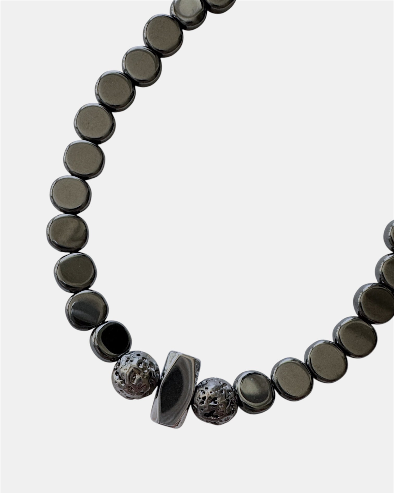 Μαύρο βραχιόλι με χάντρες αιματίτη και μεταλλικό στοιχείο, γυναικείο χειροποίητο κόσμημα.